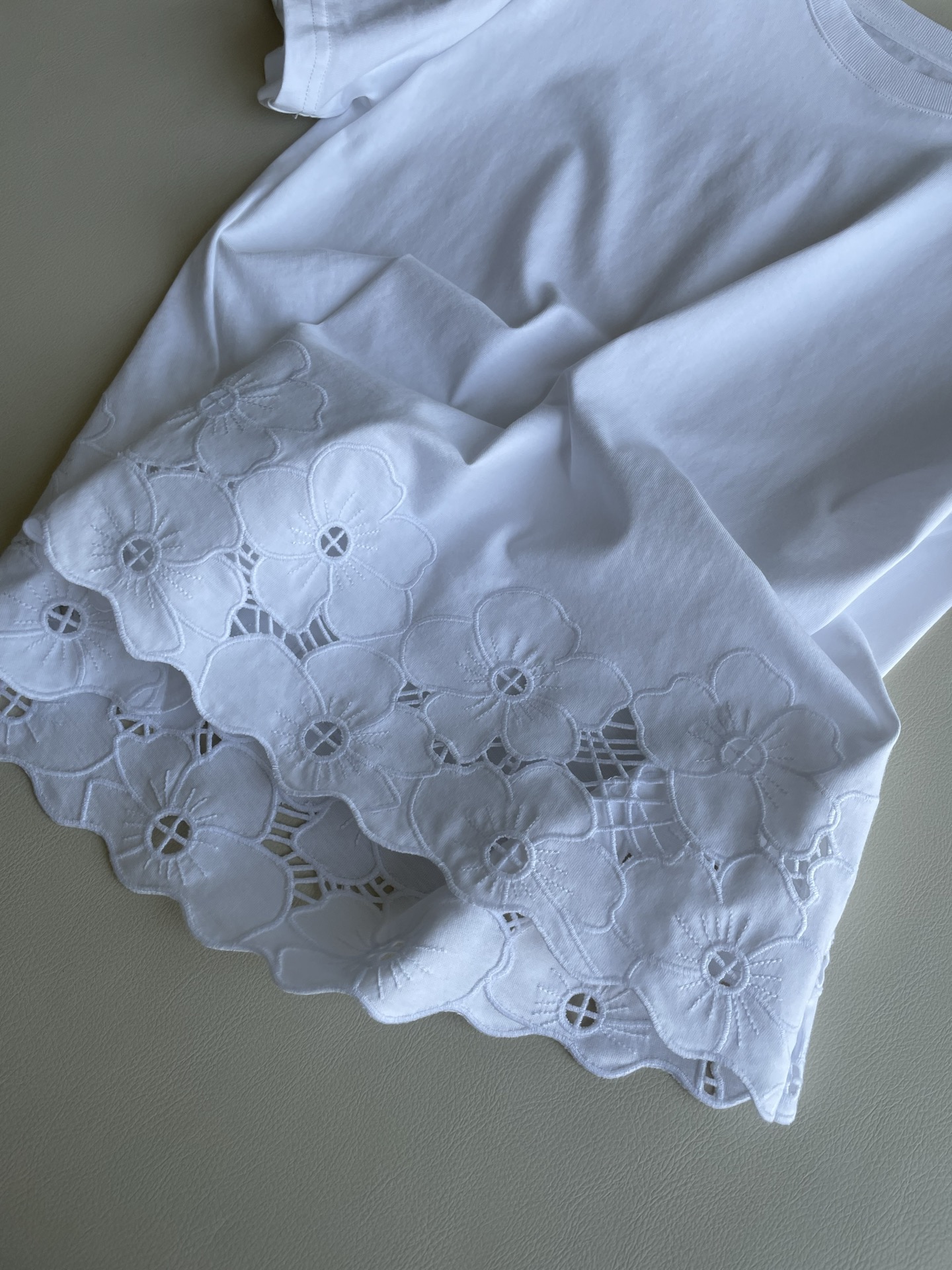 Fashionable Female Suit with Fragrance, White Tee, Skirt Pairing Options - 图片 4