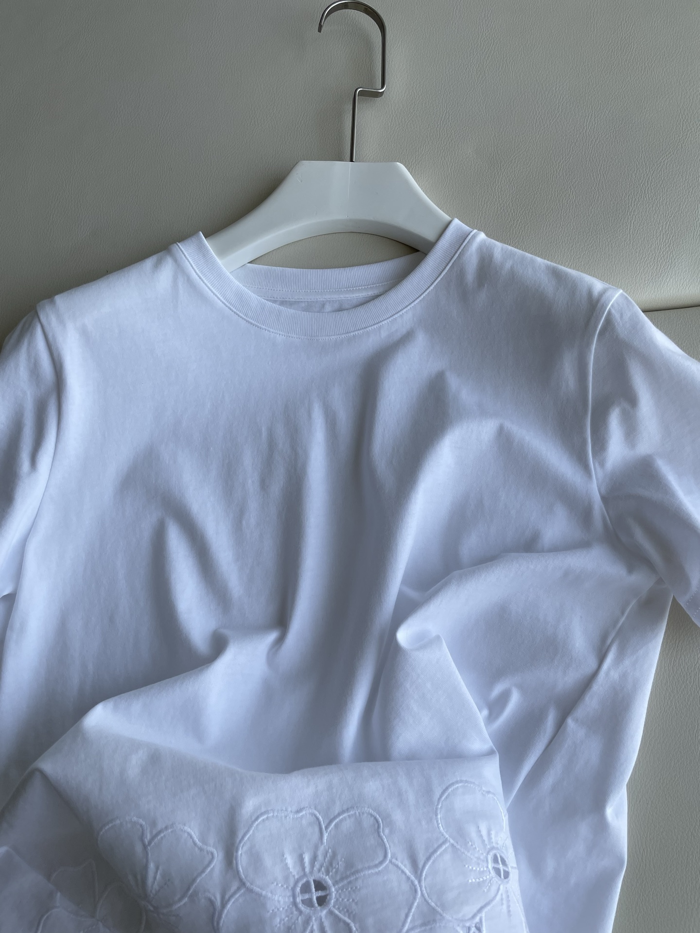 Fashionable Female Suit with Fragrance, White Tee, Skirt Pairing Options - 图片 2