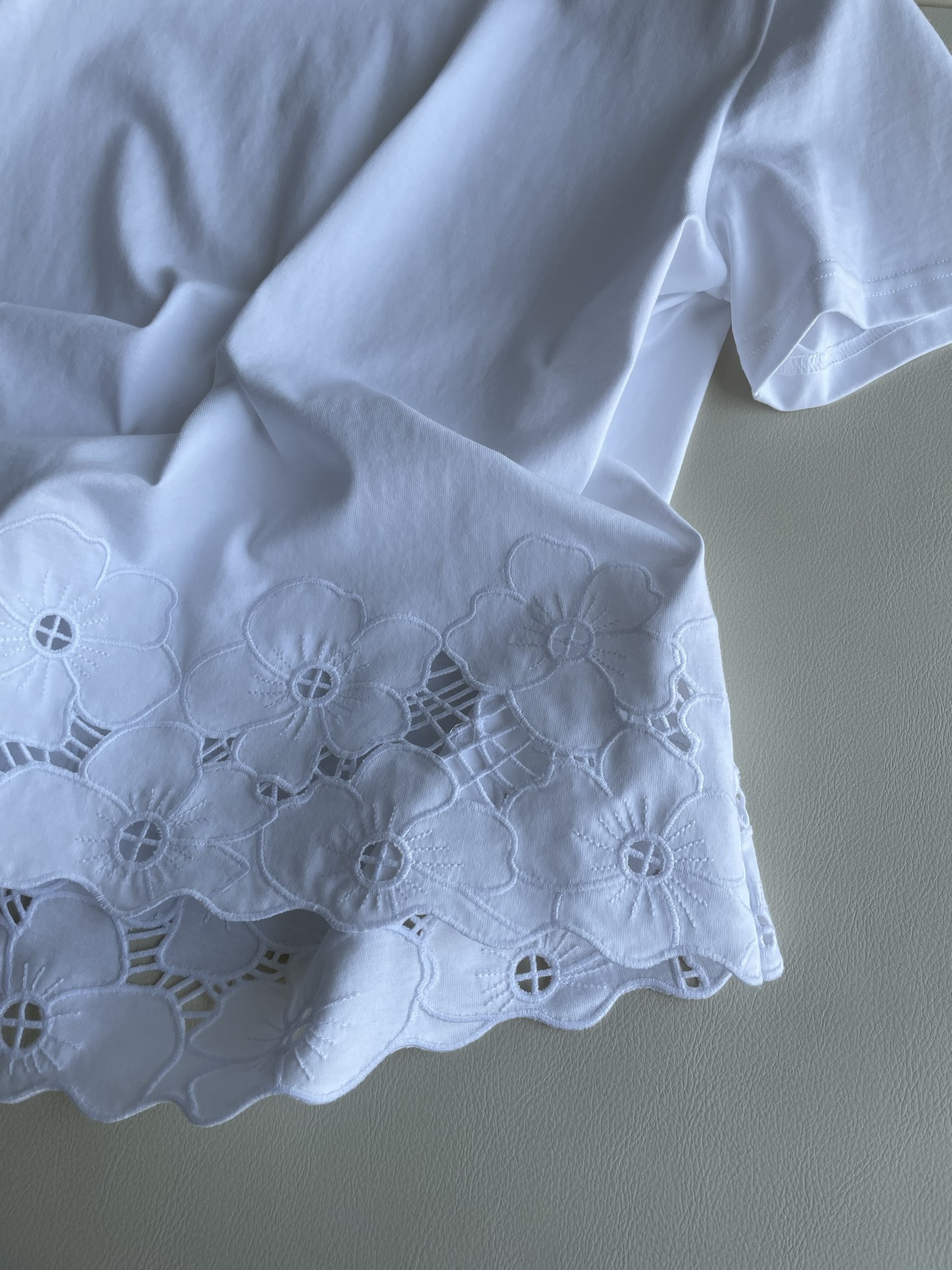 Fashionable Female Suit with Fragrance, White Tee, Skirt Pairing Options - 图片 5