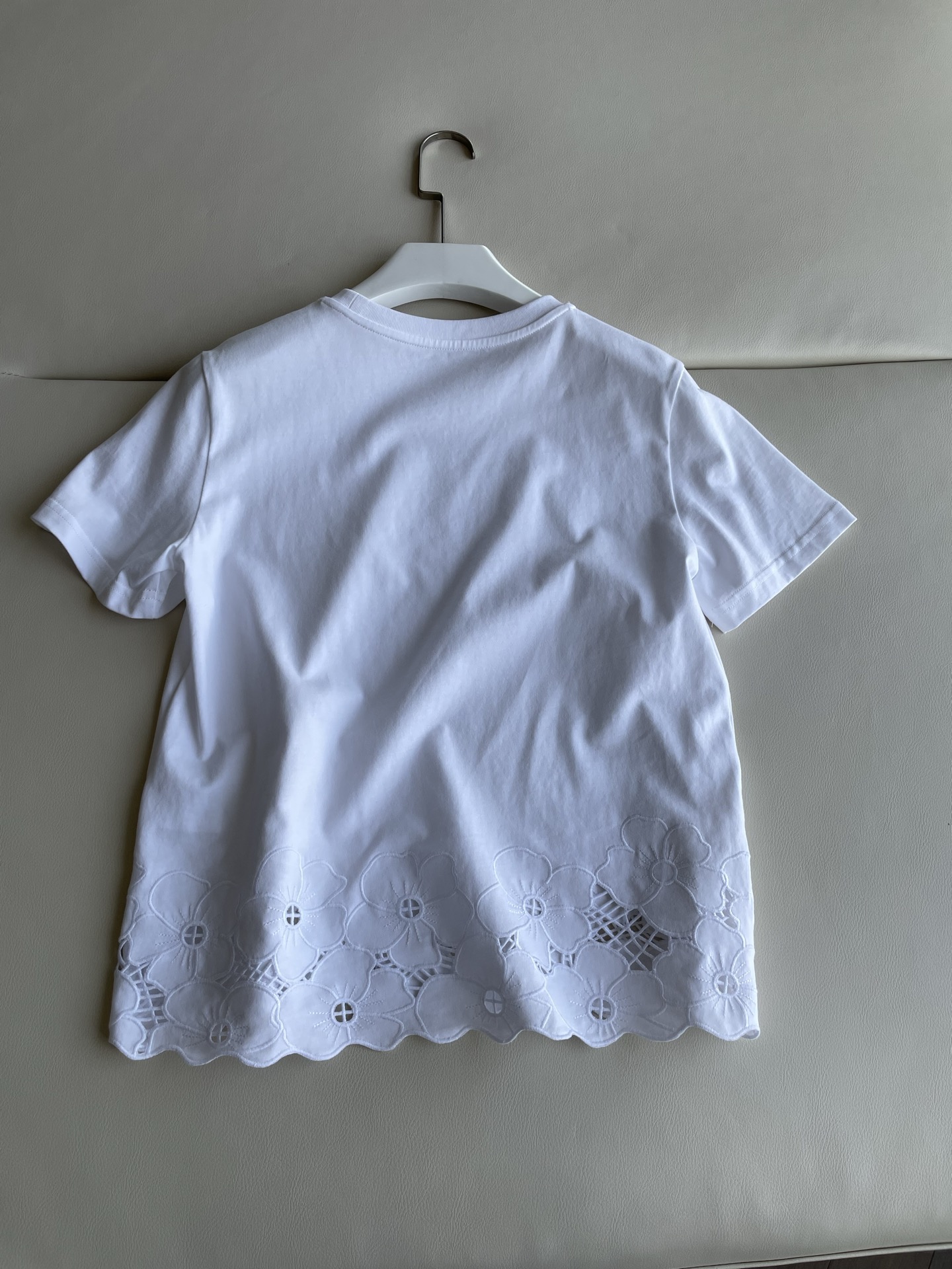 Fashionable Female Suit with Fragrance, White Tee, Skirt Pairing Options - 图片 8