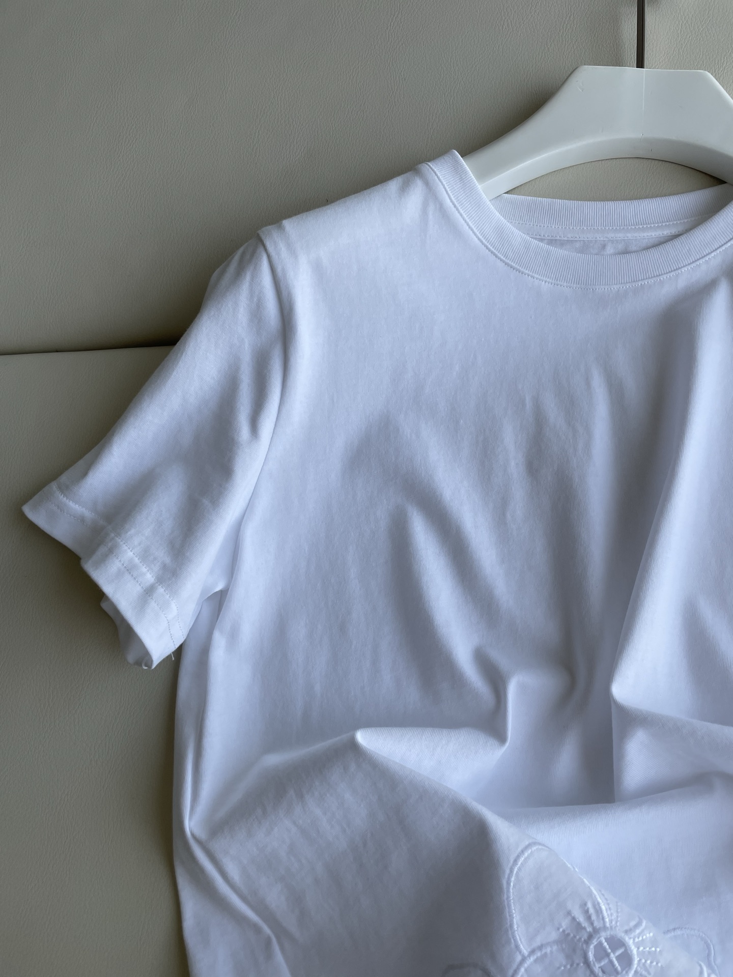 Fashionable Female Suit with Fragrance, White Tee, Skirt Pairing Options - 图片 3