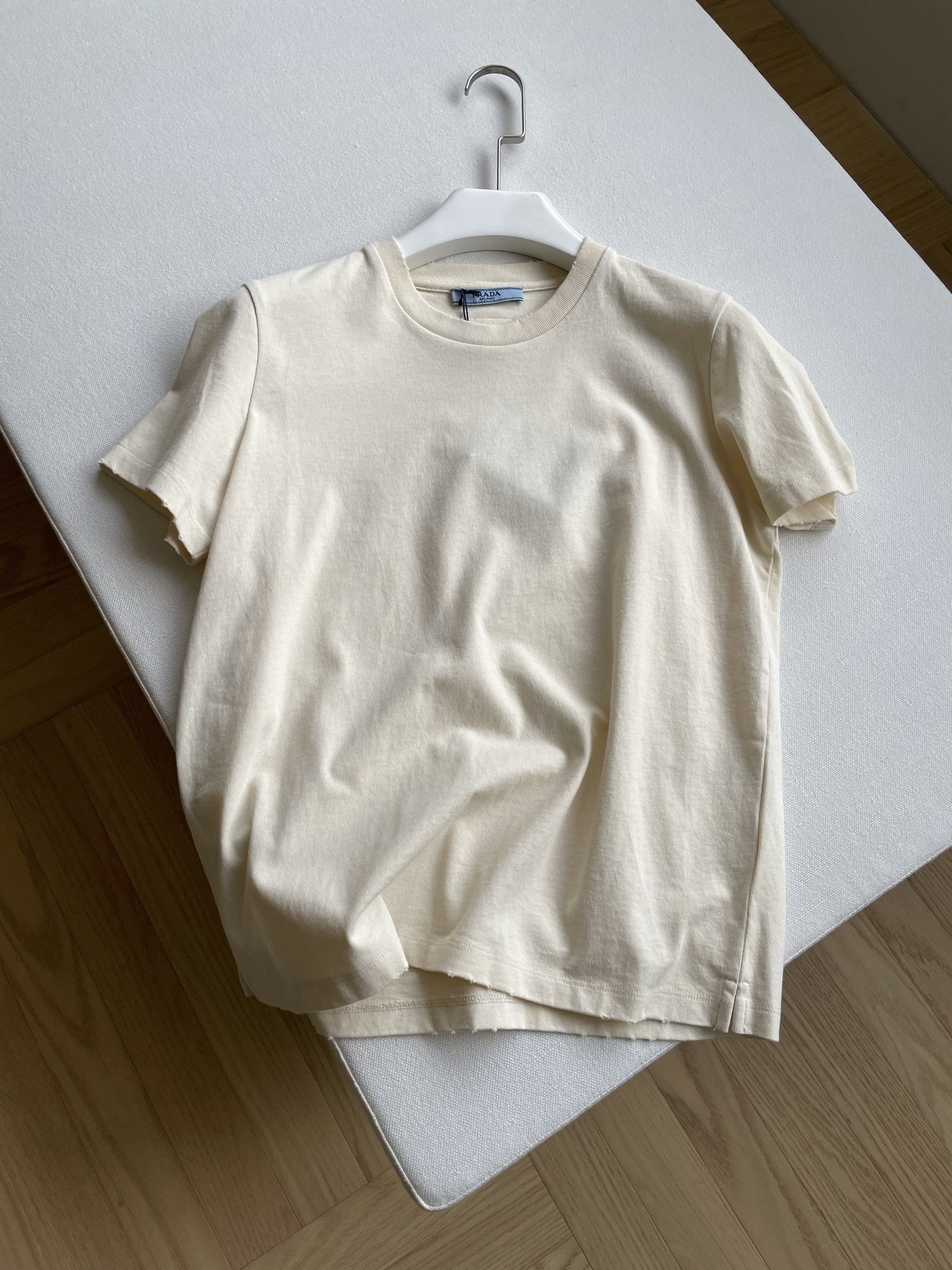 Prada Logo Embroidered Cotton T-shirt with Original Design and Quality Details - 图片 1
