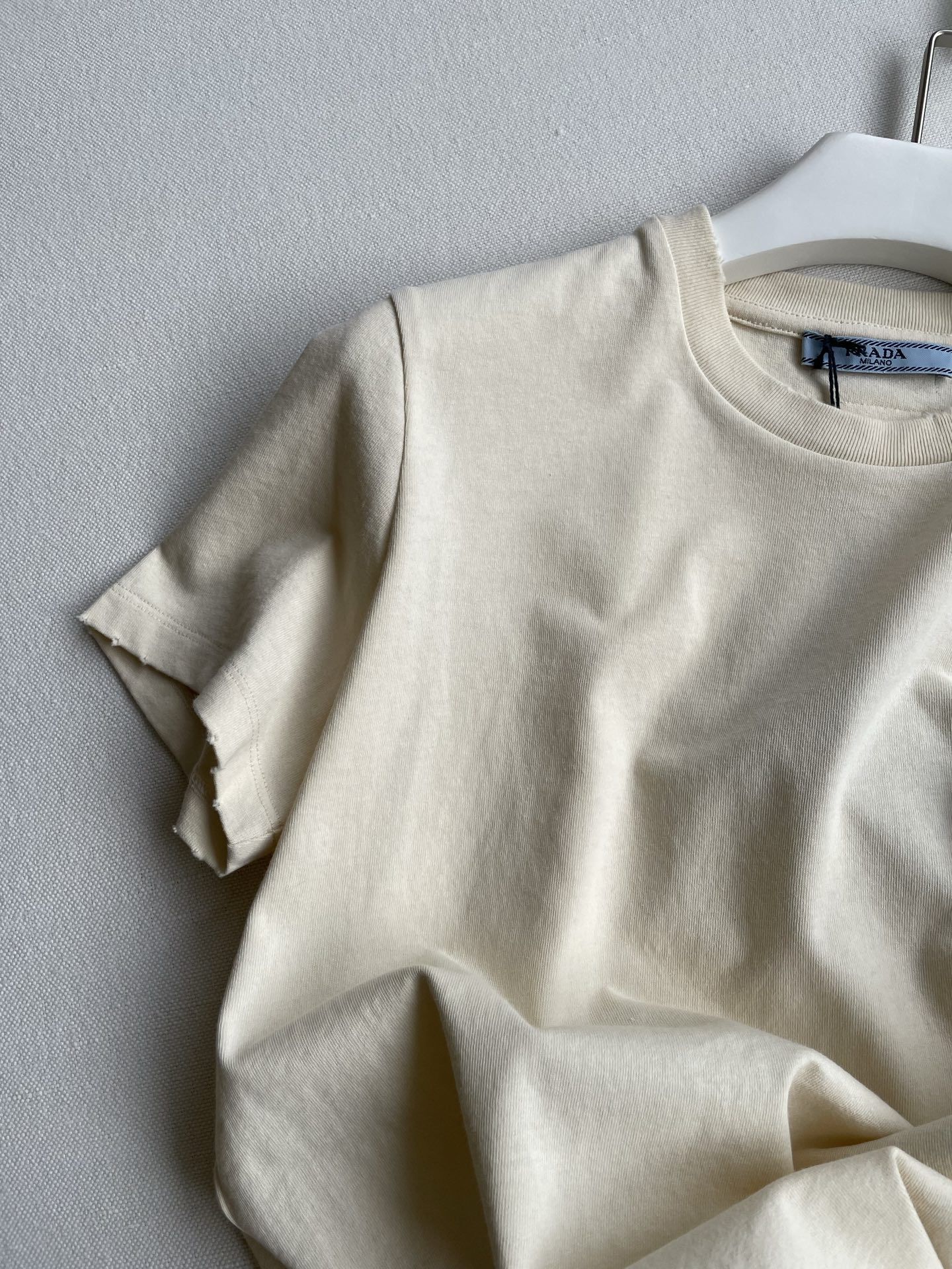 Prada Logo Embroidered Cotton T-shirt with Original Design and Quality Details - 图片 3