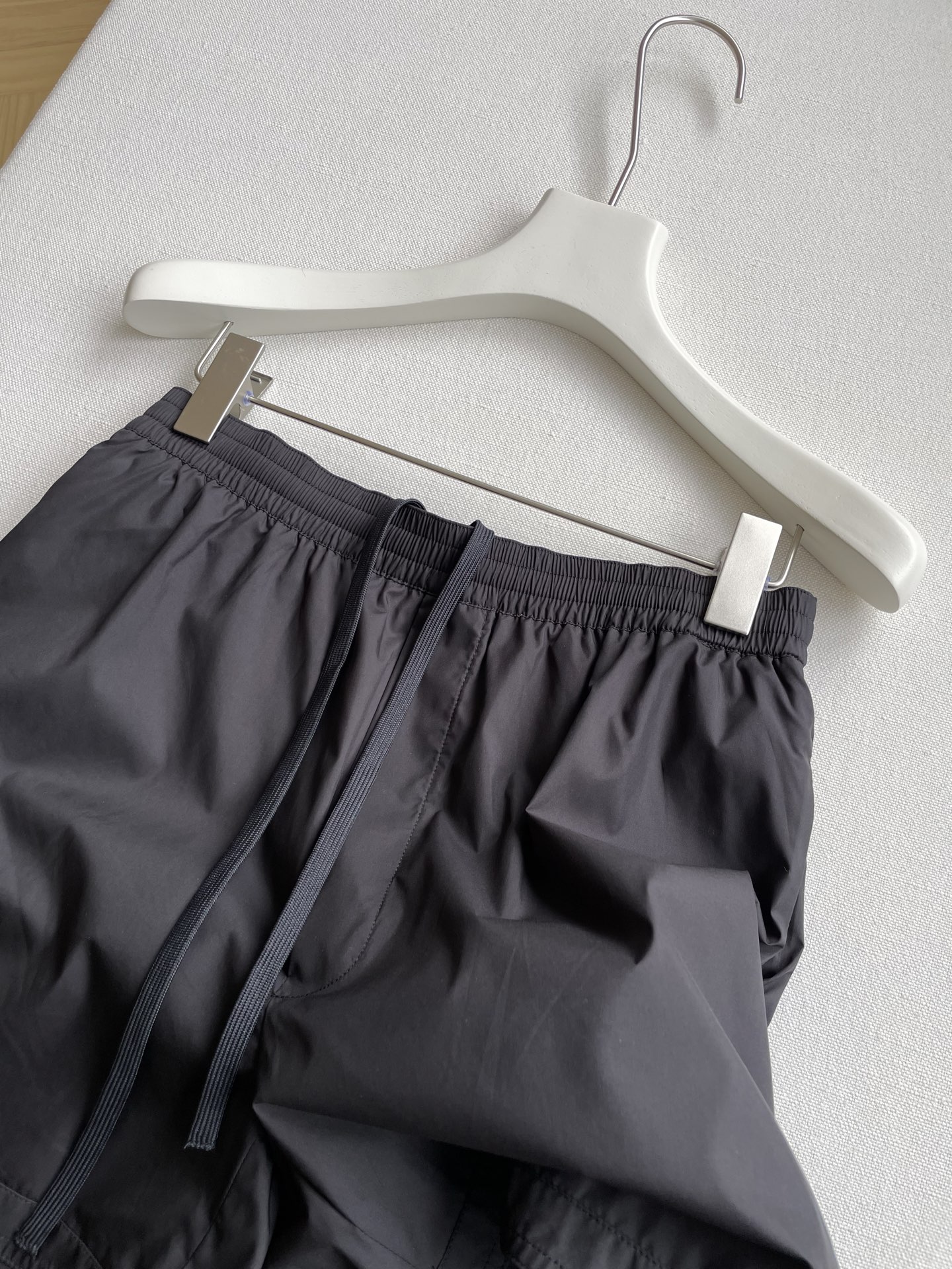 Prada Packaged Outdoor Shorts: Soft-Sweet Polyester, Lightweight, Secure. - 图片 2