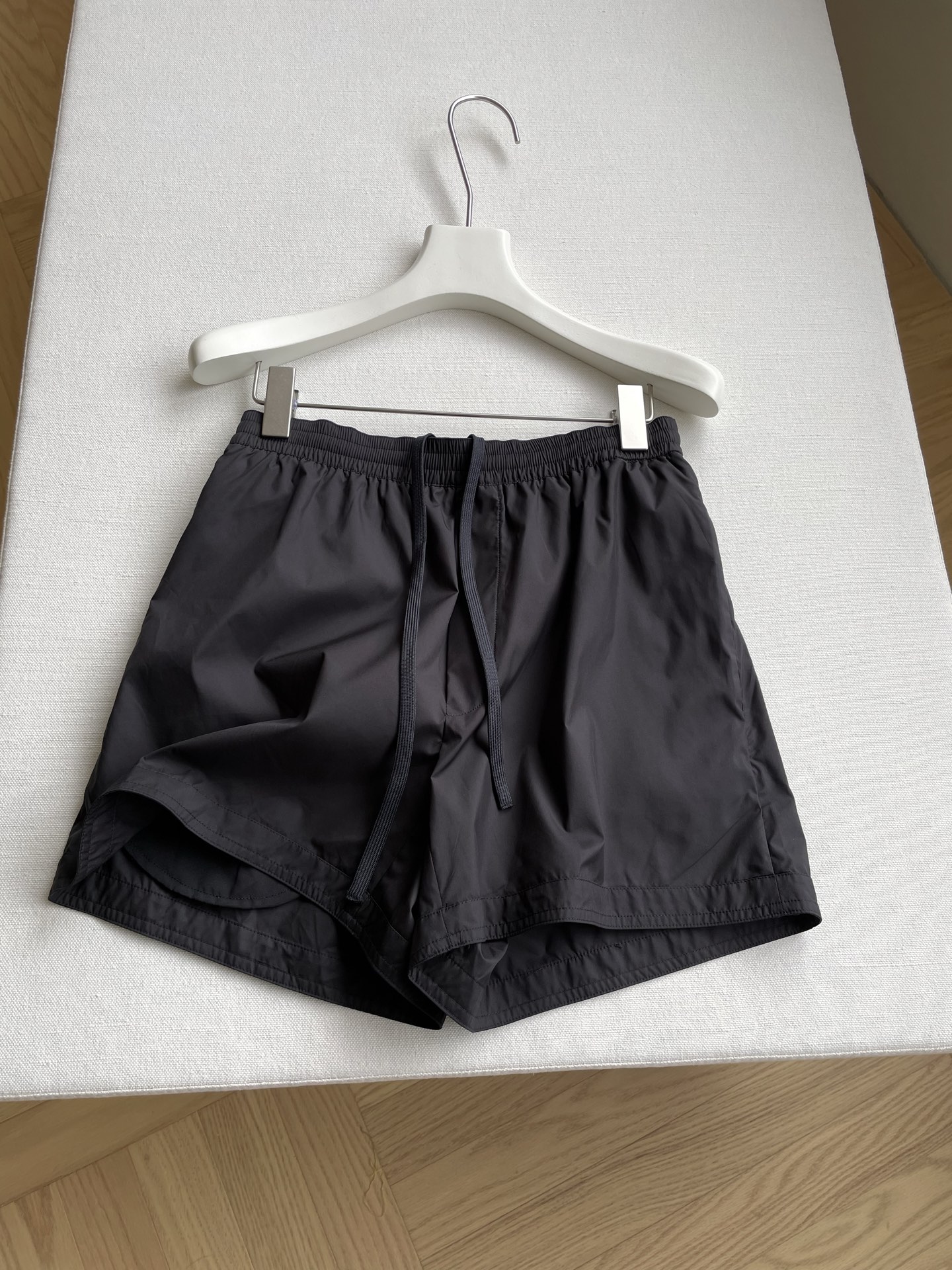 Prada Packaged Outdoor Shorts: Soft-Sweet Polyester, Lightweight, Secure. - 图片 1