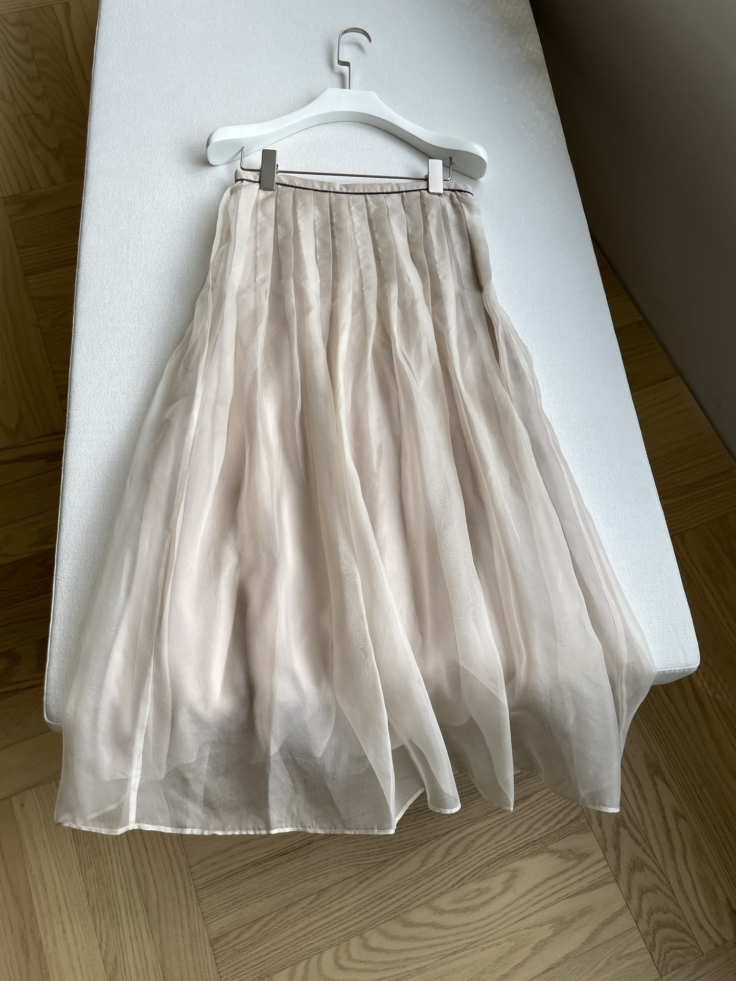 Elegant Silk Dress with B-C-Ball Embroidery and Wrinkled Skirt: Feminine Fashion Statement - 图片 1