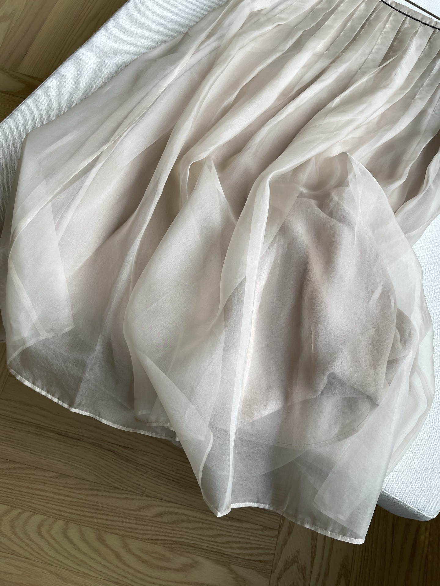 Elegant Silk Dress with B-C-Ball Embroidery and Wrinkled Skirt: Feminine Fashion Statement - 图片 4