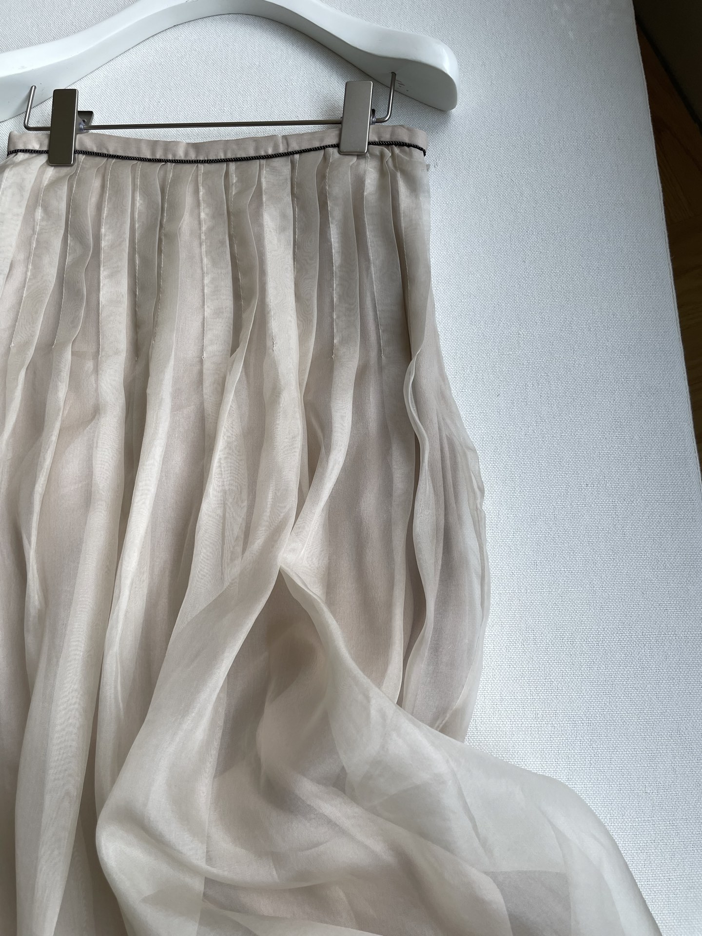 Elegant Silk Dress with B-C-Ball Embroidery and Wrinkled Skirt: Feminine Fashion Statement - 图片 5