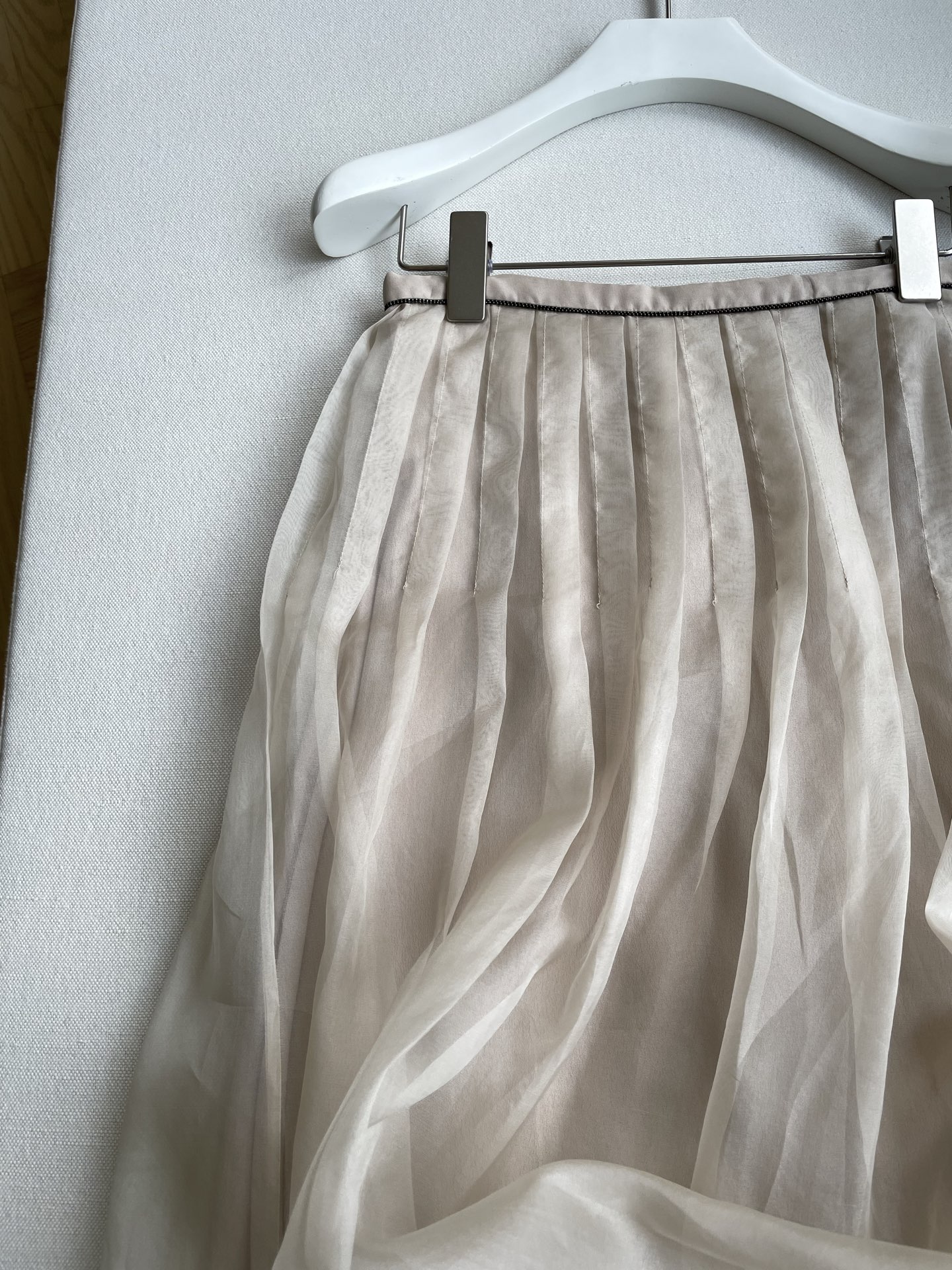 Elegant Silk Dress with B-C-Ball Embroidery and Wrinkled Skirt: Feminine Fashion Statement - 图片 3