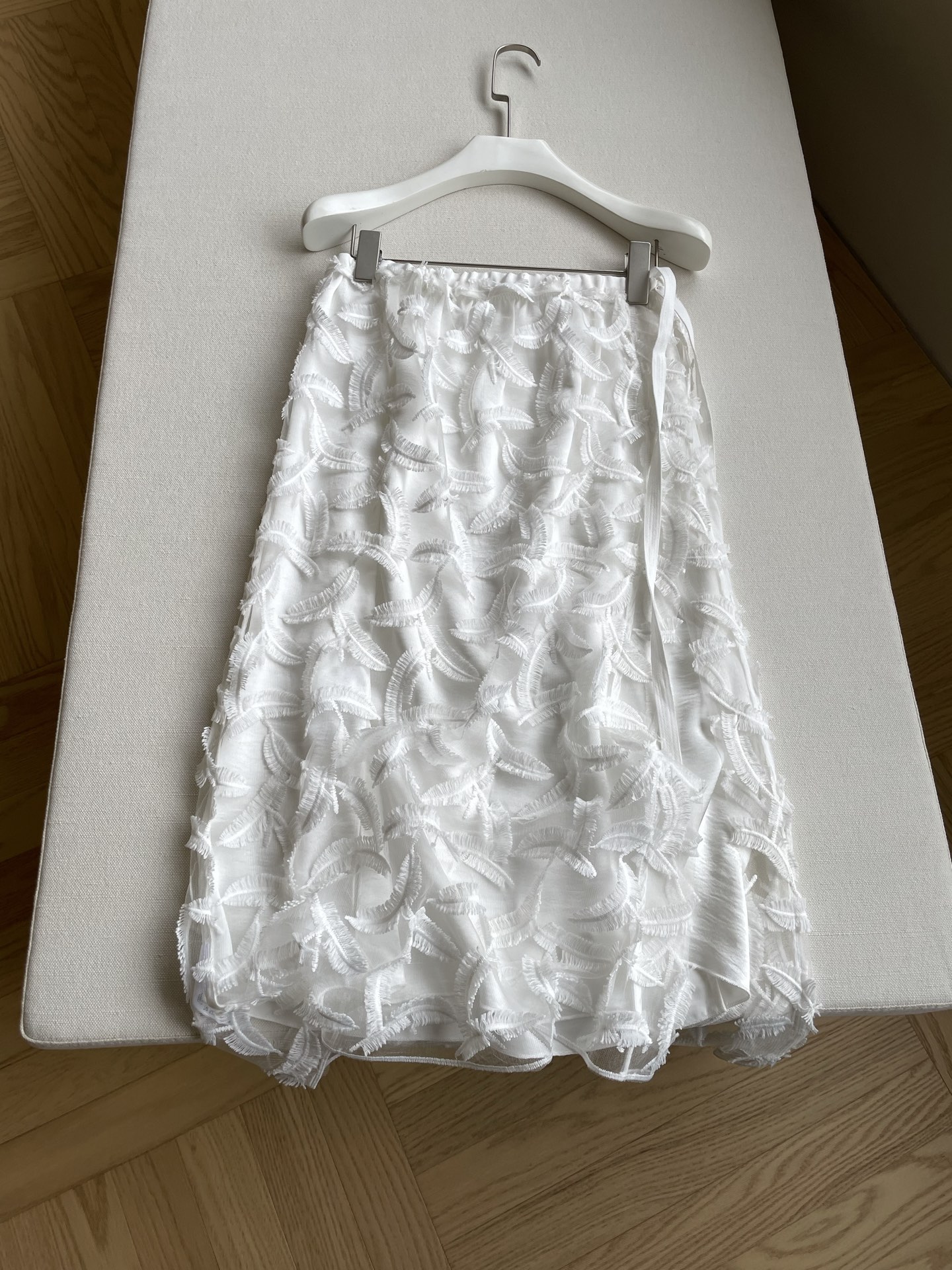 Feminine TOMORROWLAND Feather Suit with Plume Pattern Embroidery in White