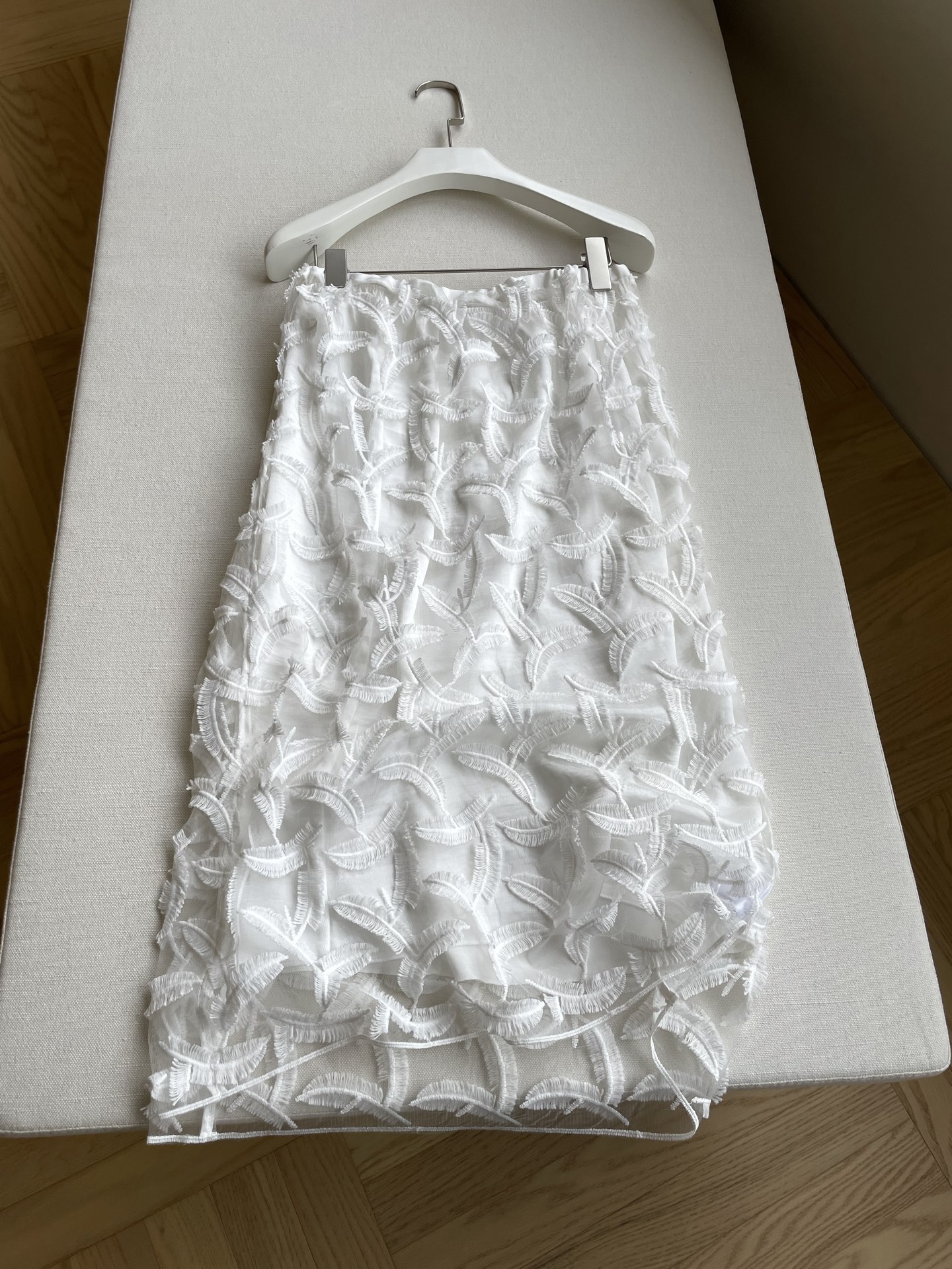 Feminine TOMORROWLAND Feather Suit with Plume Pattern Embroidery in White - 图片 8