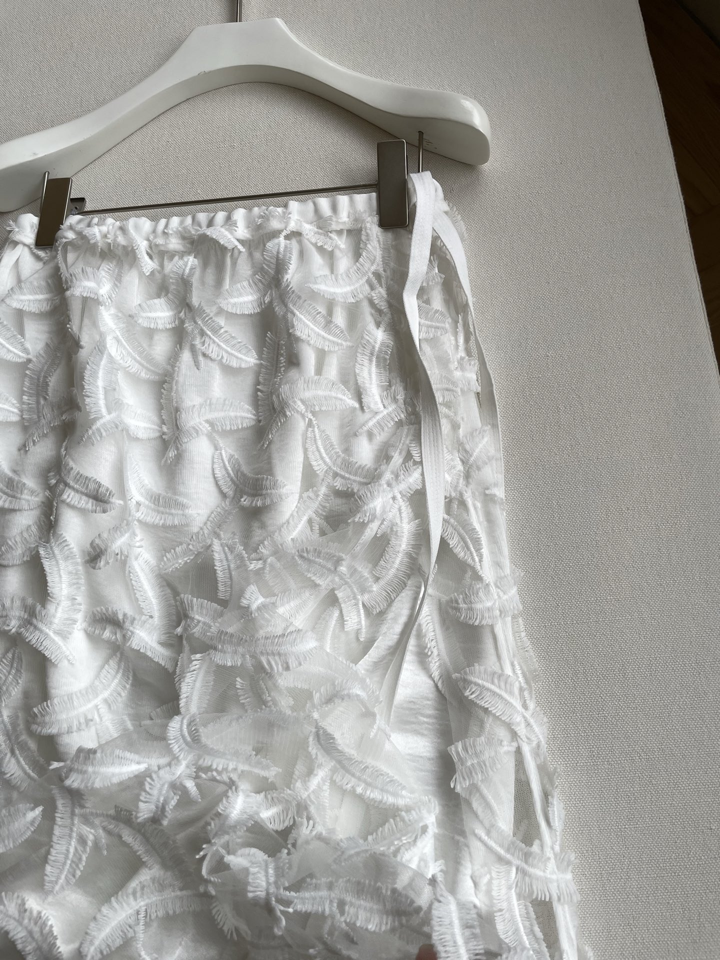 Feminine TOMORROWLAND Feather Suit with Plume Pattern Embroidery in White - 图片 5