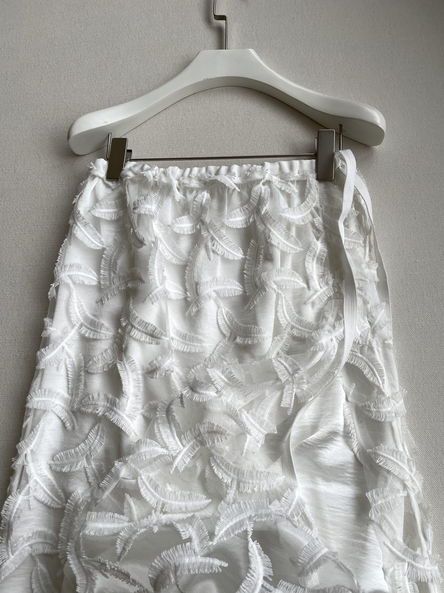 Feminine TOMORROWLAND Feather Suit with Plume Pattern Embroidery in White - 图片 2