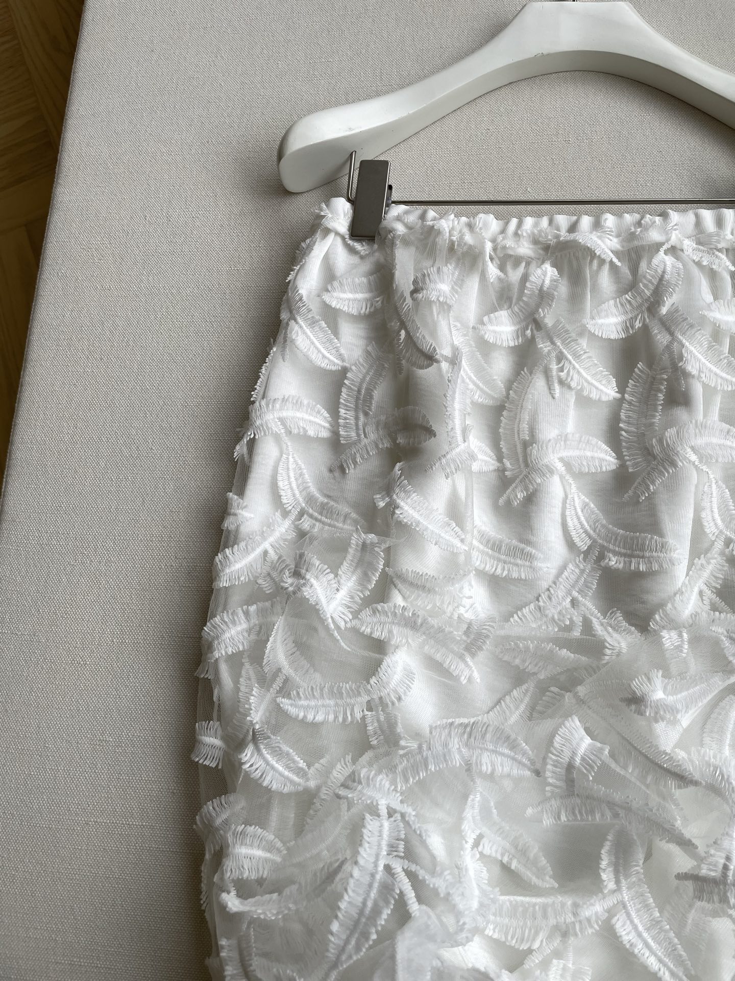 Feminine TOMORROWLAND Feather Suit with Plume Pattern Embroidery in White - 图片 3