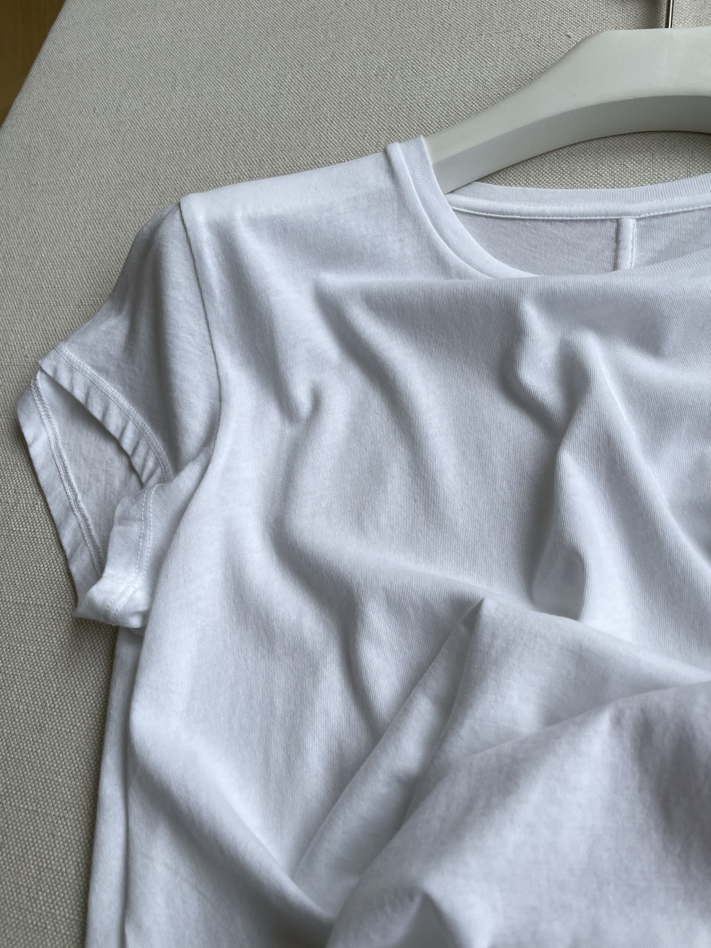 Versatile Tee: Essential Classic with Infinite Matching Possibilities - 图片 3