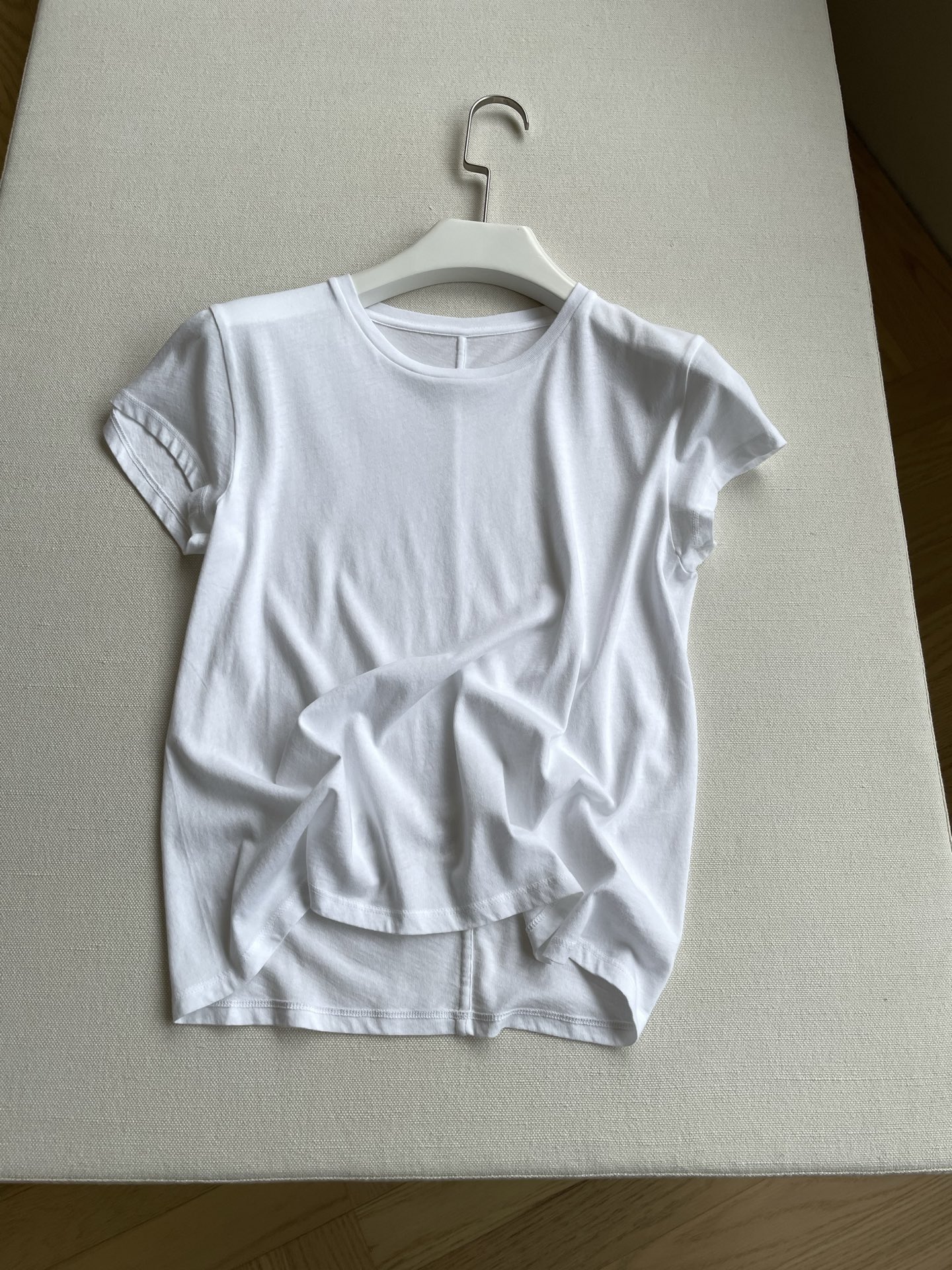 Versatile Tee: Essential Classic with Infinite Matching Possibilities - 图片 1