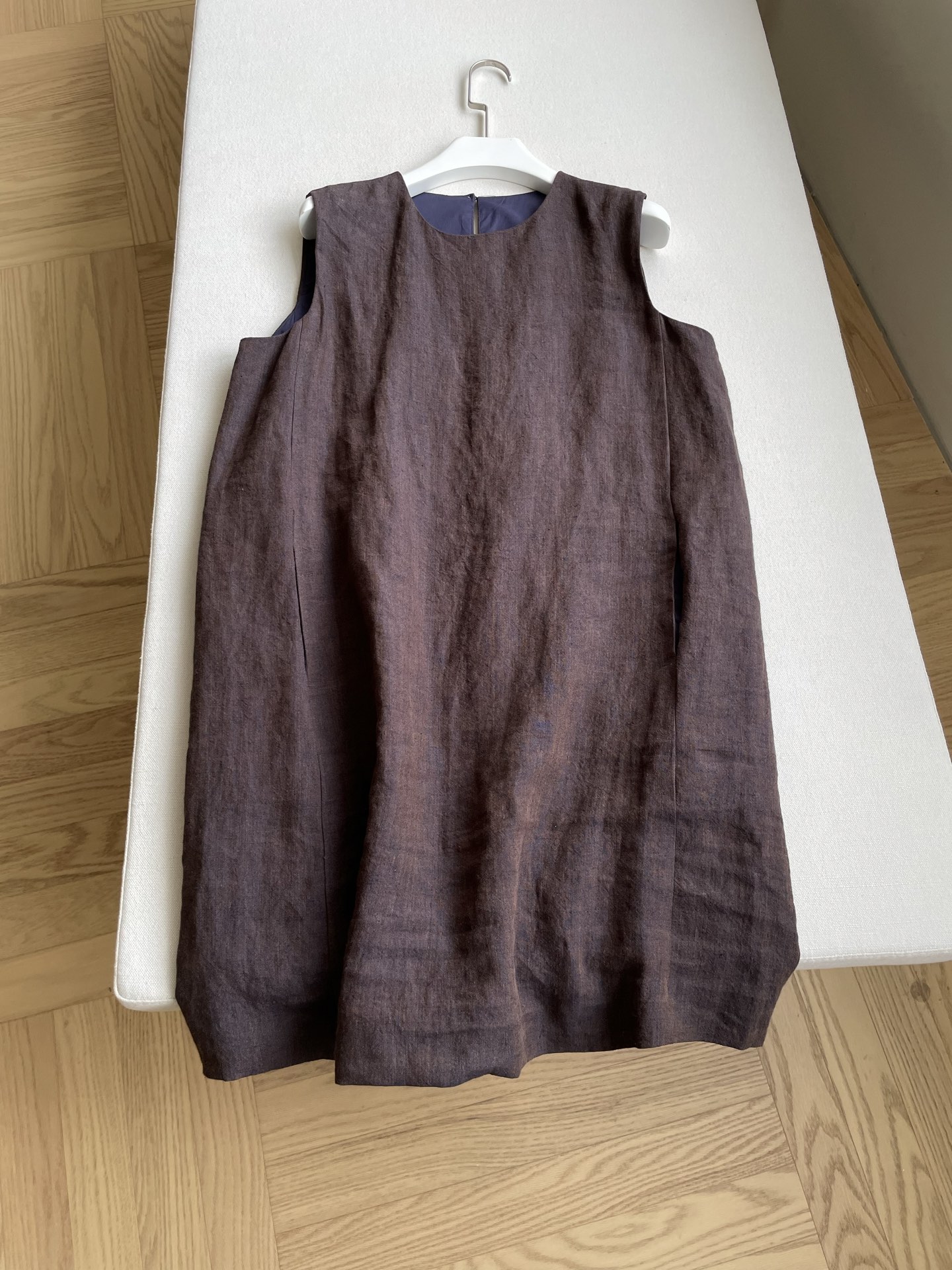 Text Summary: Elegant Single-Size Female Dress with Unique Weave and Bead Light Effect