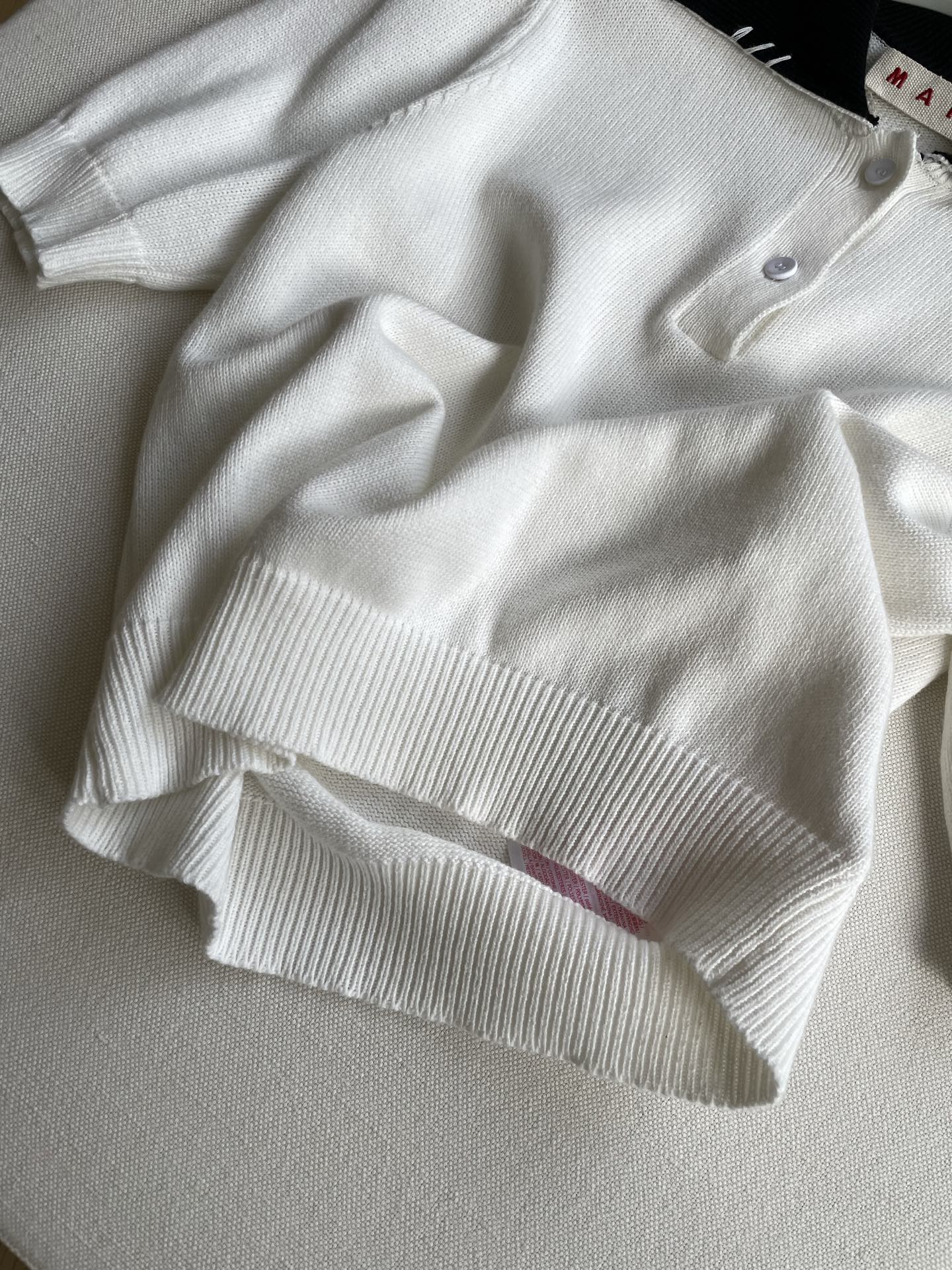 Marni Knitted Polo Shirt: One-Size-Fits-All Female Suit with Delicate Black and White Details - 图片 4