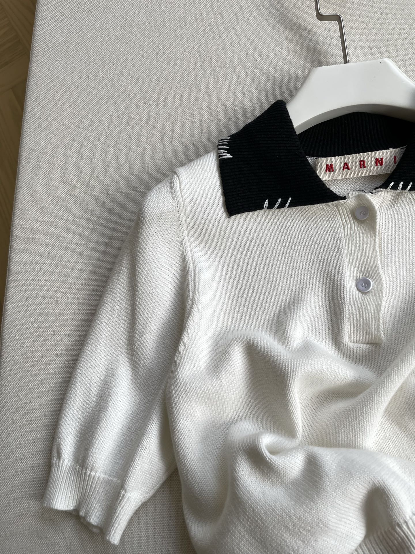Marni Knitted Polo Shirt: One-Size-Fits-All Female Suit with Delicate Black and White Details - 图片 3