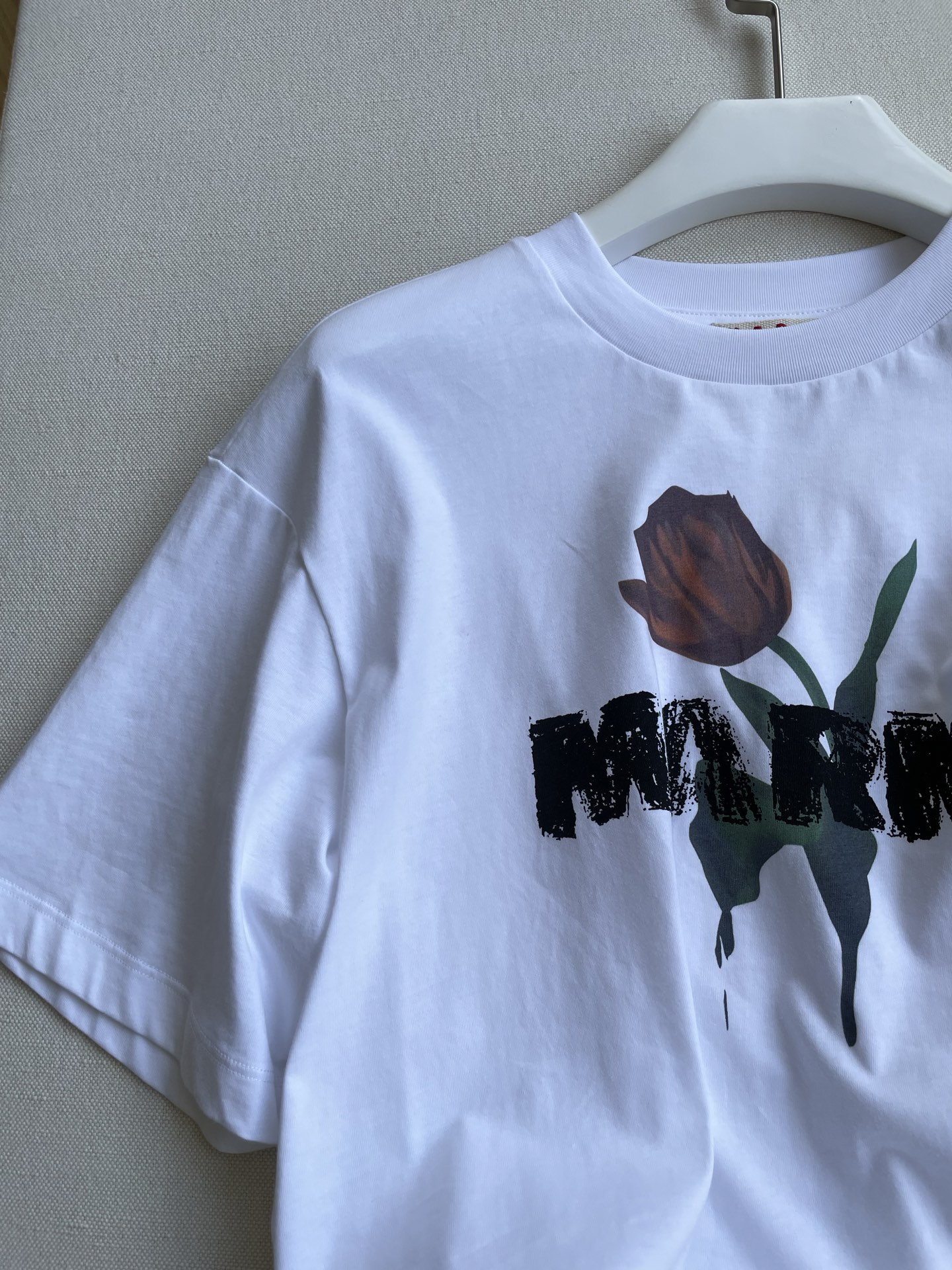 Marni Tulip Tee: Vibrant Single-Handed Female Spring Suit - 图片 3
