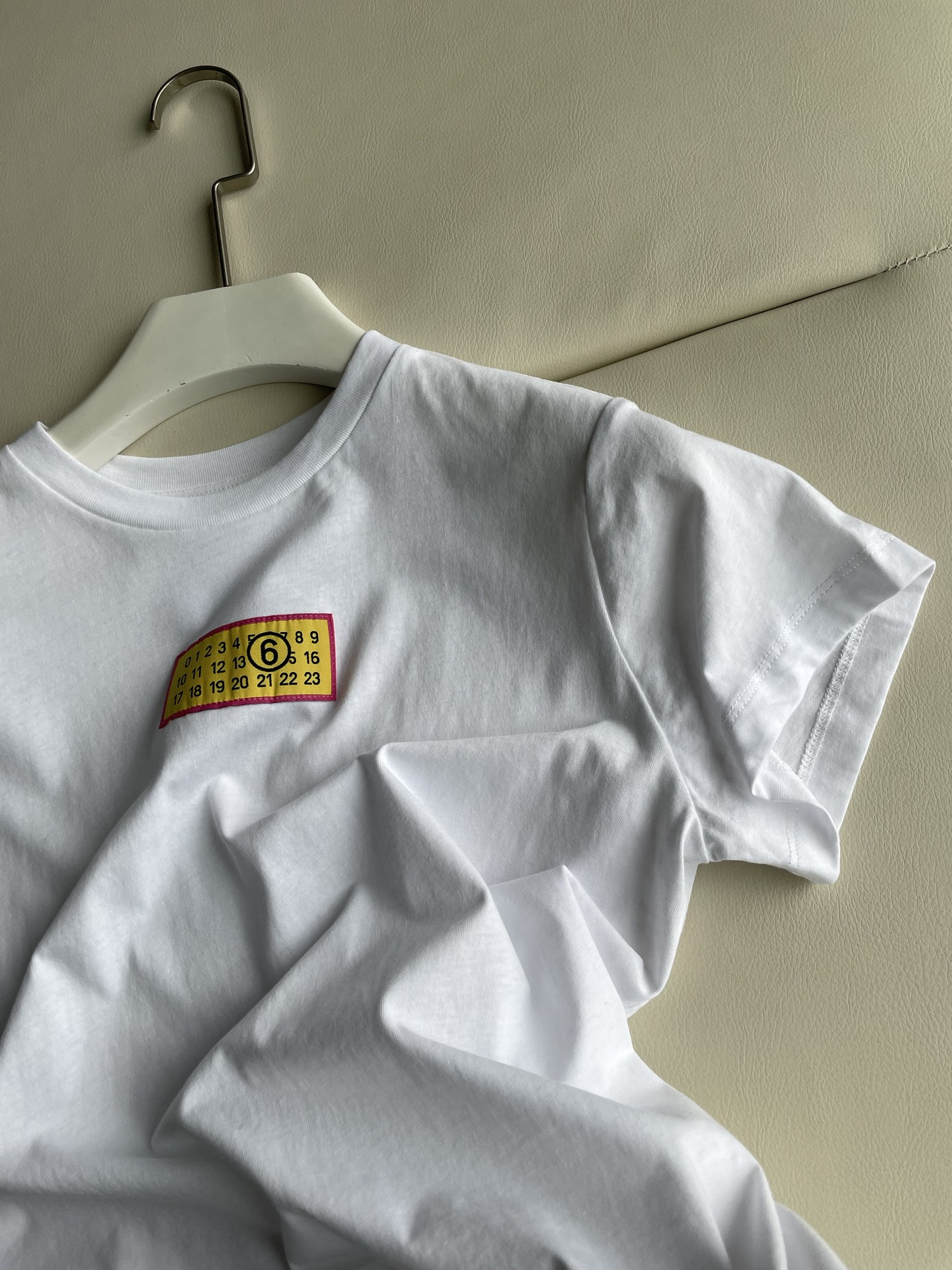 MM6Maison Margiela T-shirts: Original Hard-Core Female Suit with Tunneled Cotton Fabric - 图片 5