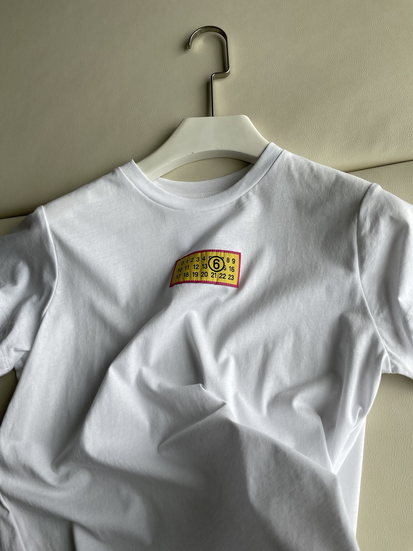 MM6Maison Margiela T-shirts: Original Hard-Core Female Suit with Tunneled Cotton Fabric - 图片 2
