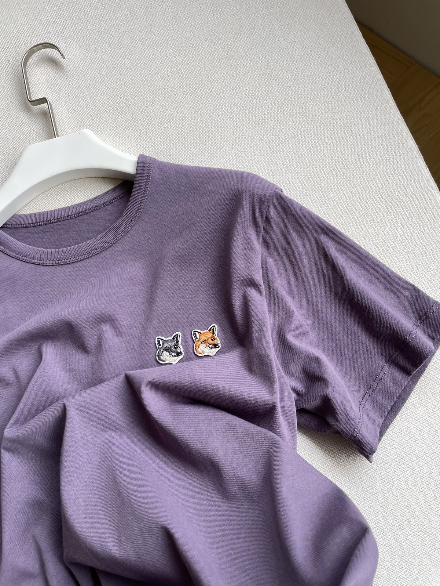 Fashionable Gender-Neutral Cotton T-shirt with Double Fox Head Design - 图片 5