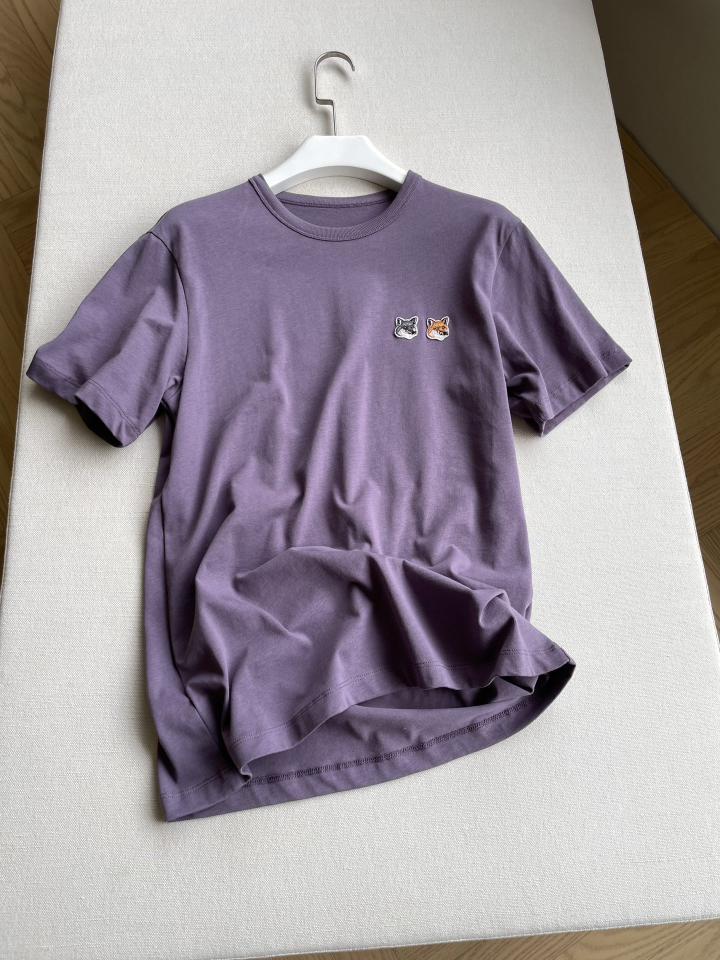 Fashionable Gender-Neutral Cotton T-shirt with Double Fox Head Design