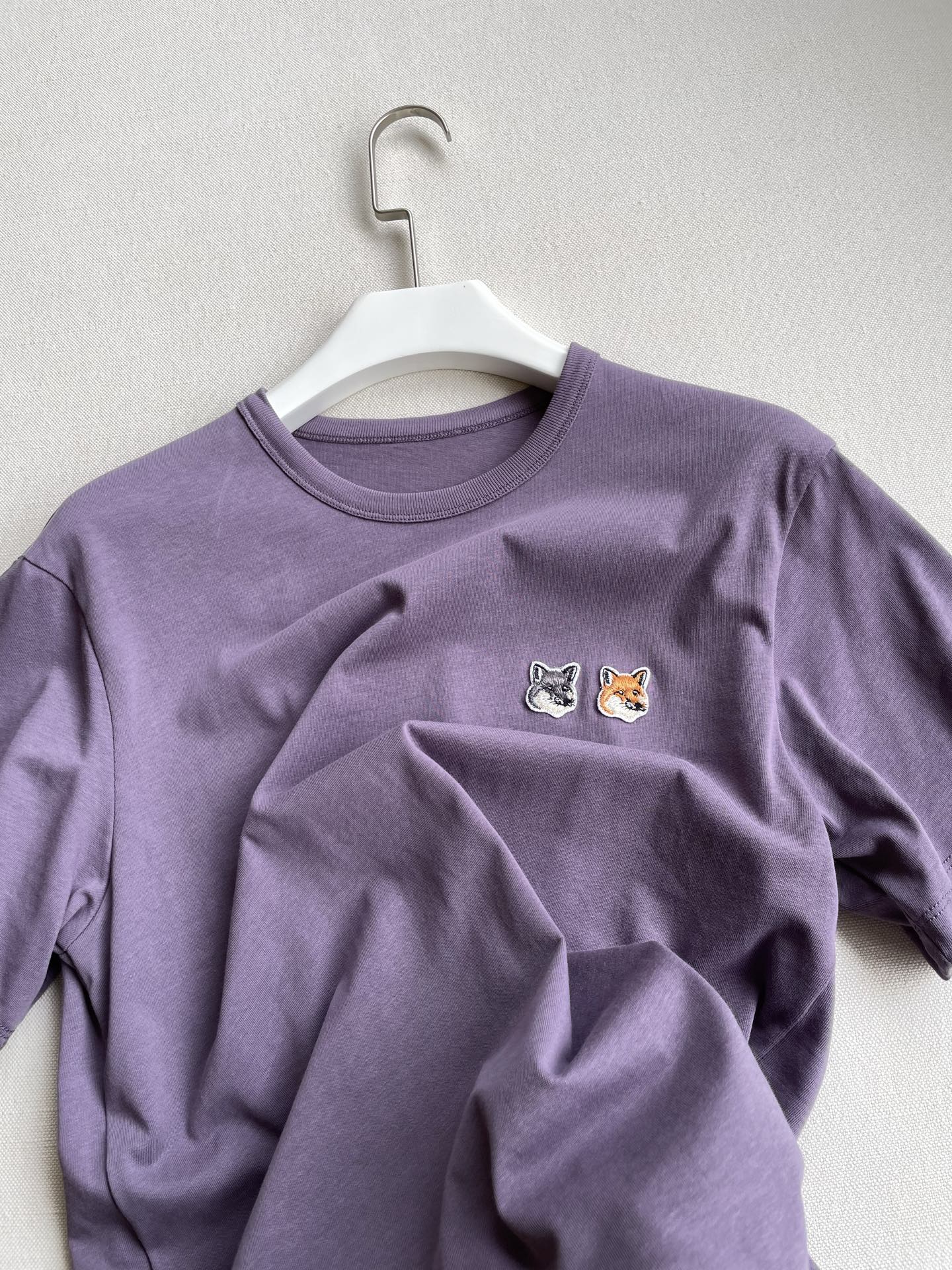 Fashionable Gender-Neutral Cotton T-shirt with Double Fox Head Design - 图片 2
