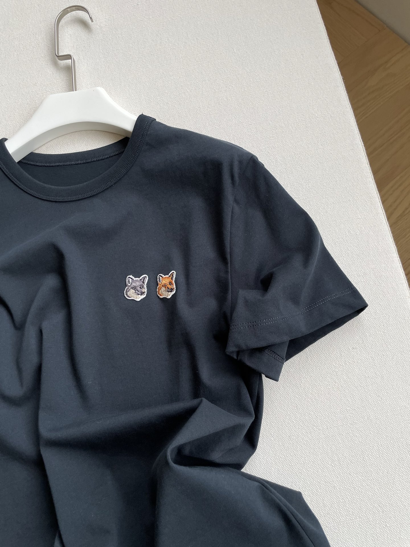 Fashionable Gender-Neutral T-shirt with Double Fox Head Mark in Black Purple - 图片 5