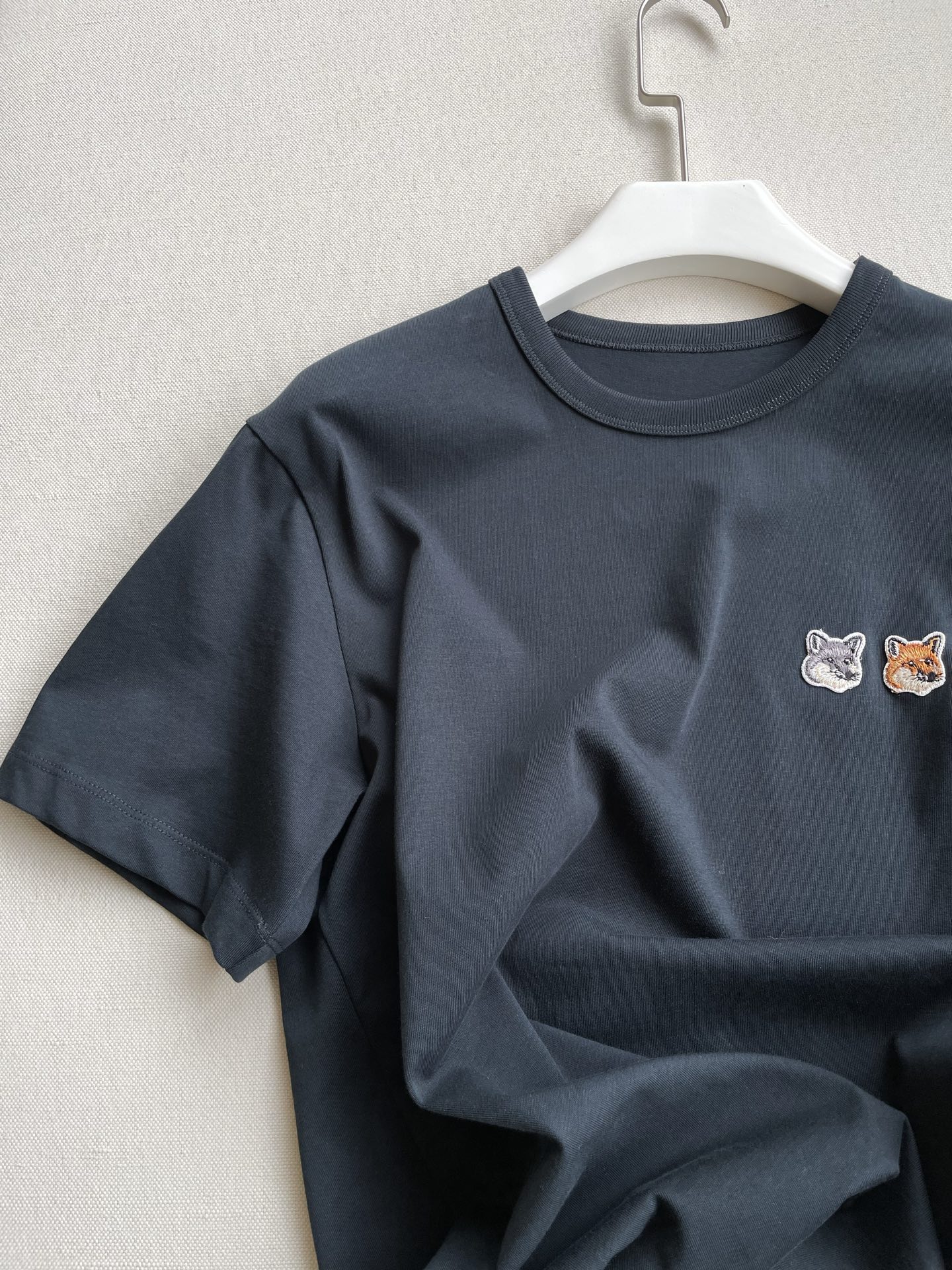 Fashionable Gender-Neutral T-shirt with Double Fox Head Mark in Black Purple - 图片 3