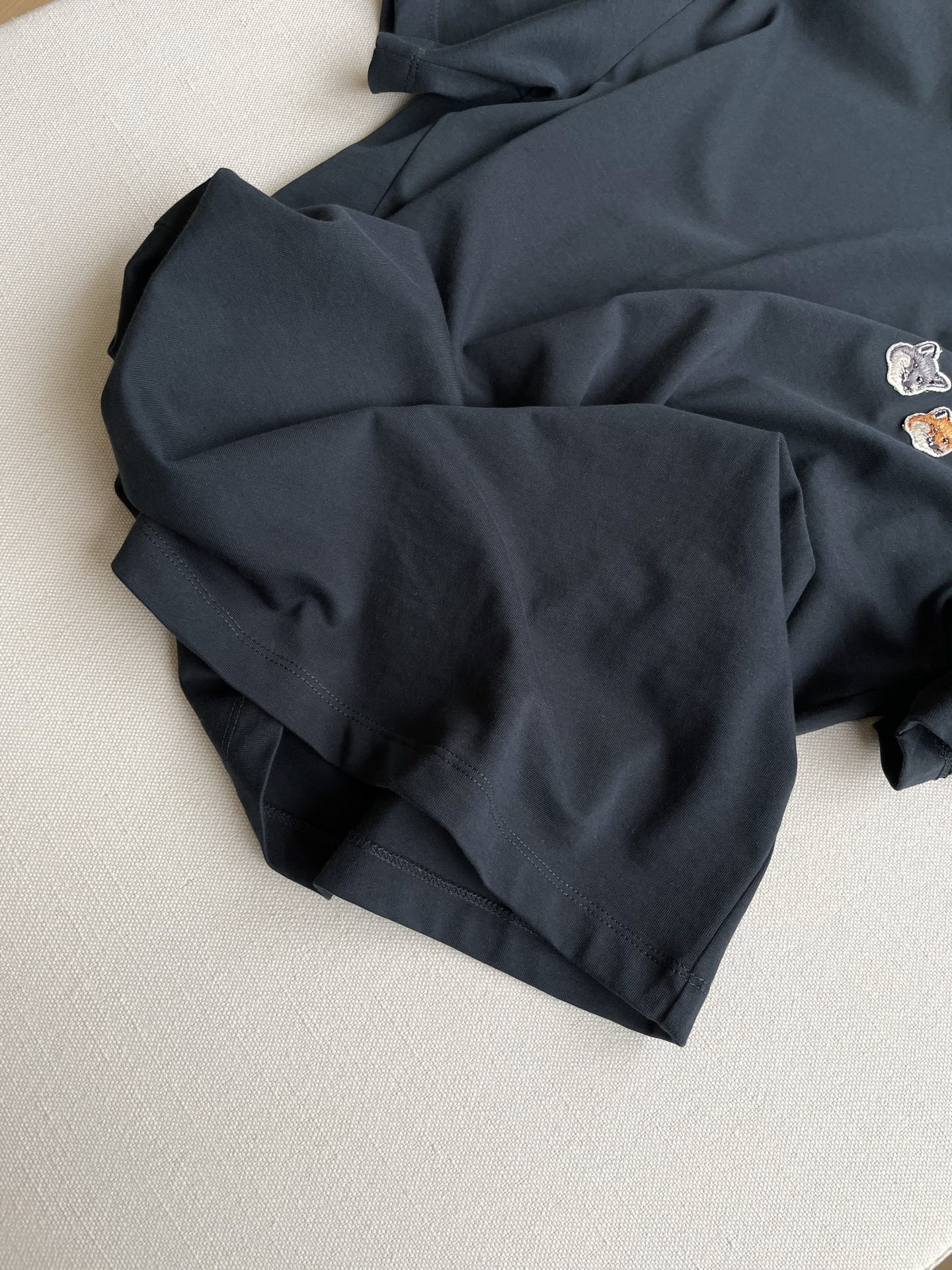 Fashionable Gender-Neutral T-shirt with Double Fox Head Mark in Black Purple - 图片 4