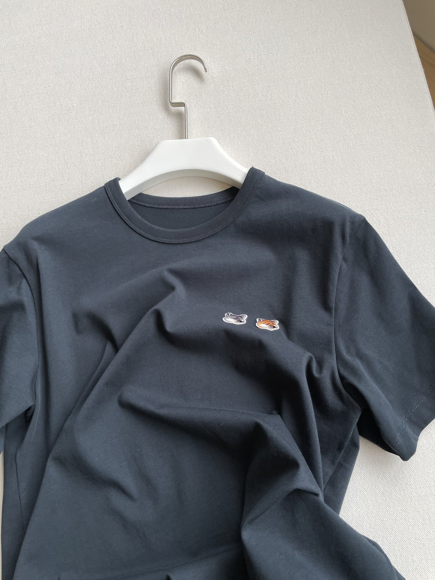 Fashionable Gender-Neutral T-shirt with Double Fox Head Mark in Black Purple - 图片 2