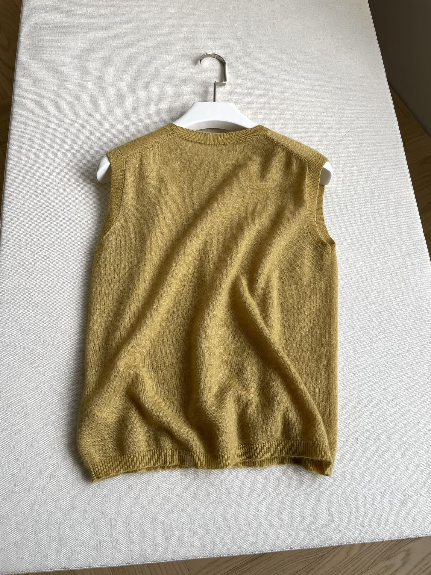 White Velvet Vest for Women: Soft, Fluffy, and Basic – Size SMLXL - 图片 8