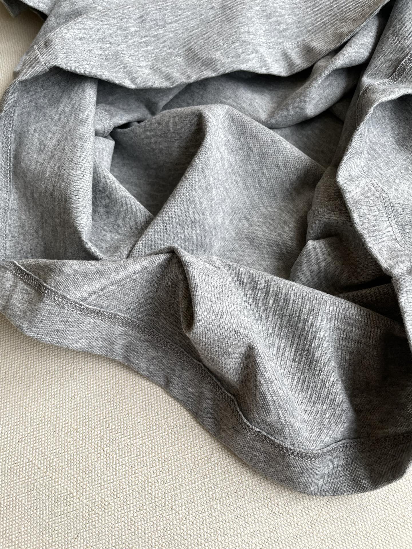 “Female Suit Packaged with Speedy Fox T-shirt: Comfortable Matching in Grey and Purple” - 图片 6