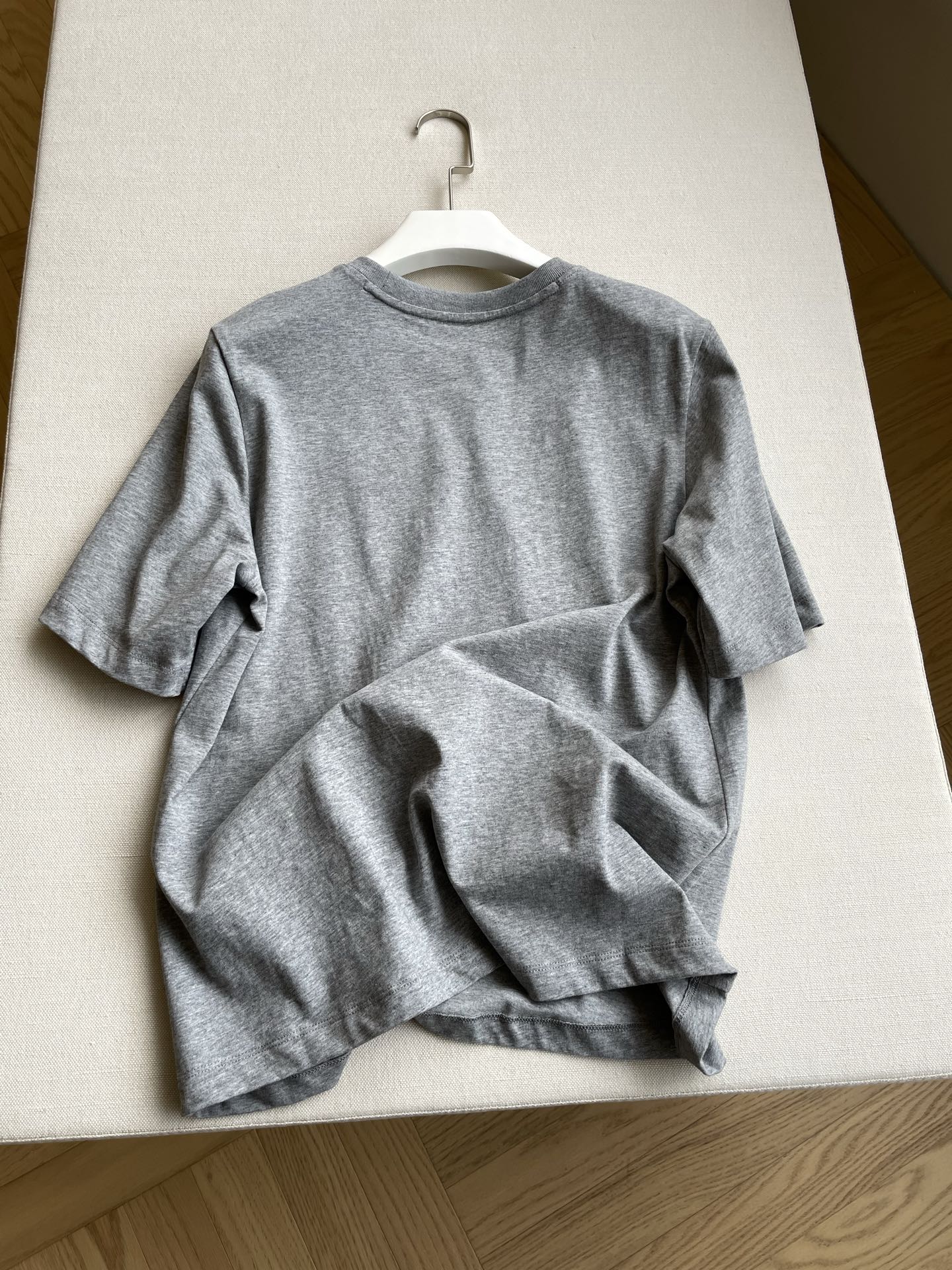 “Female Suit Packaged with Speedy Fox T-shirt: Comfortable Matching in Grey and Purple” - 图片 8