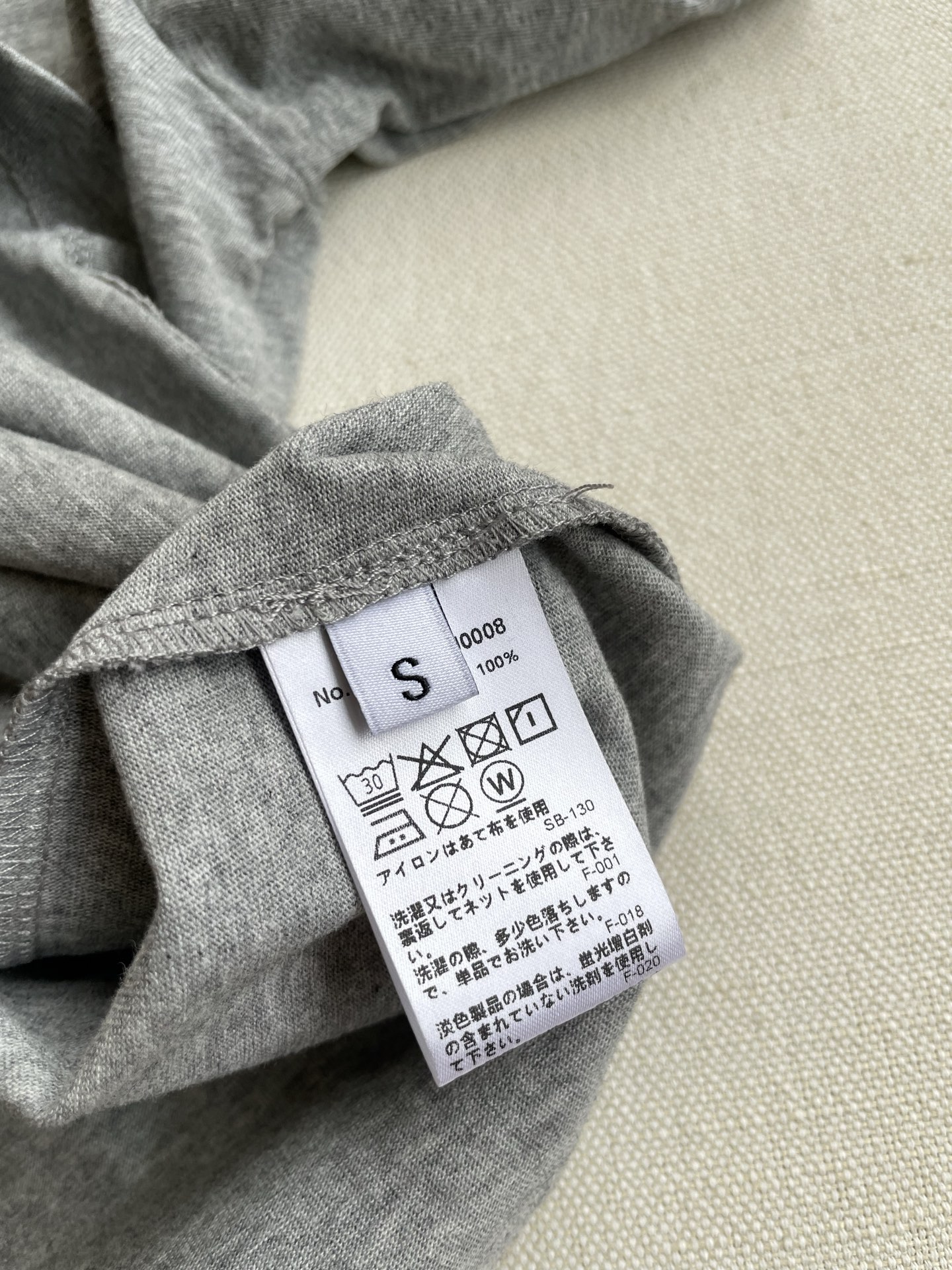 “Female Suit Packaged with Speedy Fox T-shirt: Comfortable Matching in Grey and Purple” - 图片 7