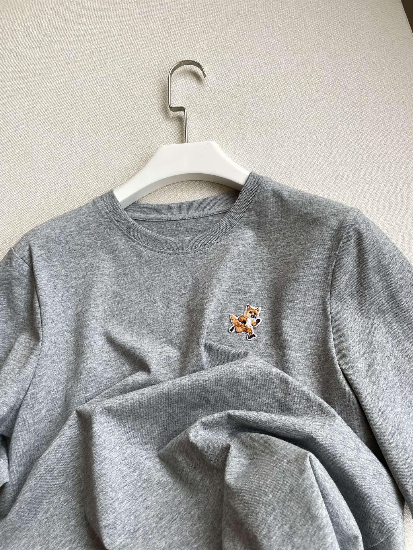 “Female Suit Packaged with Speedy Fox T-shirt: Comfortable Matching in Grey and Purple” - 图片 2