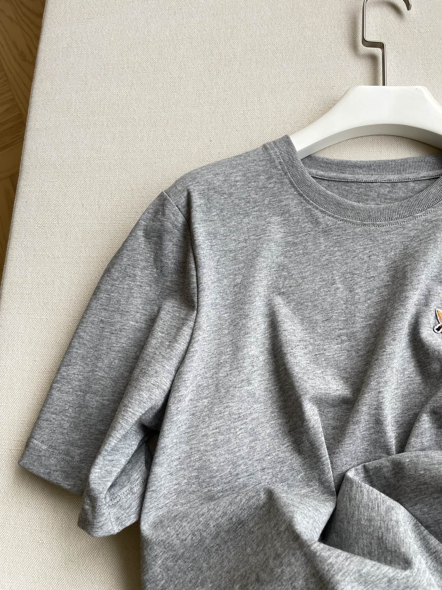 “Female Suit Packaged with Speedy Fox T-shirt: Comfortable Matching in Grey and Purple” - 图片 3