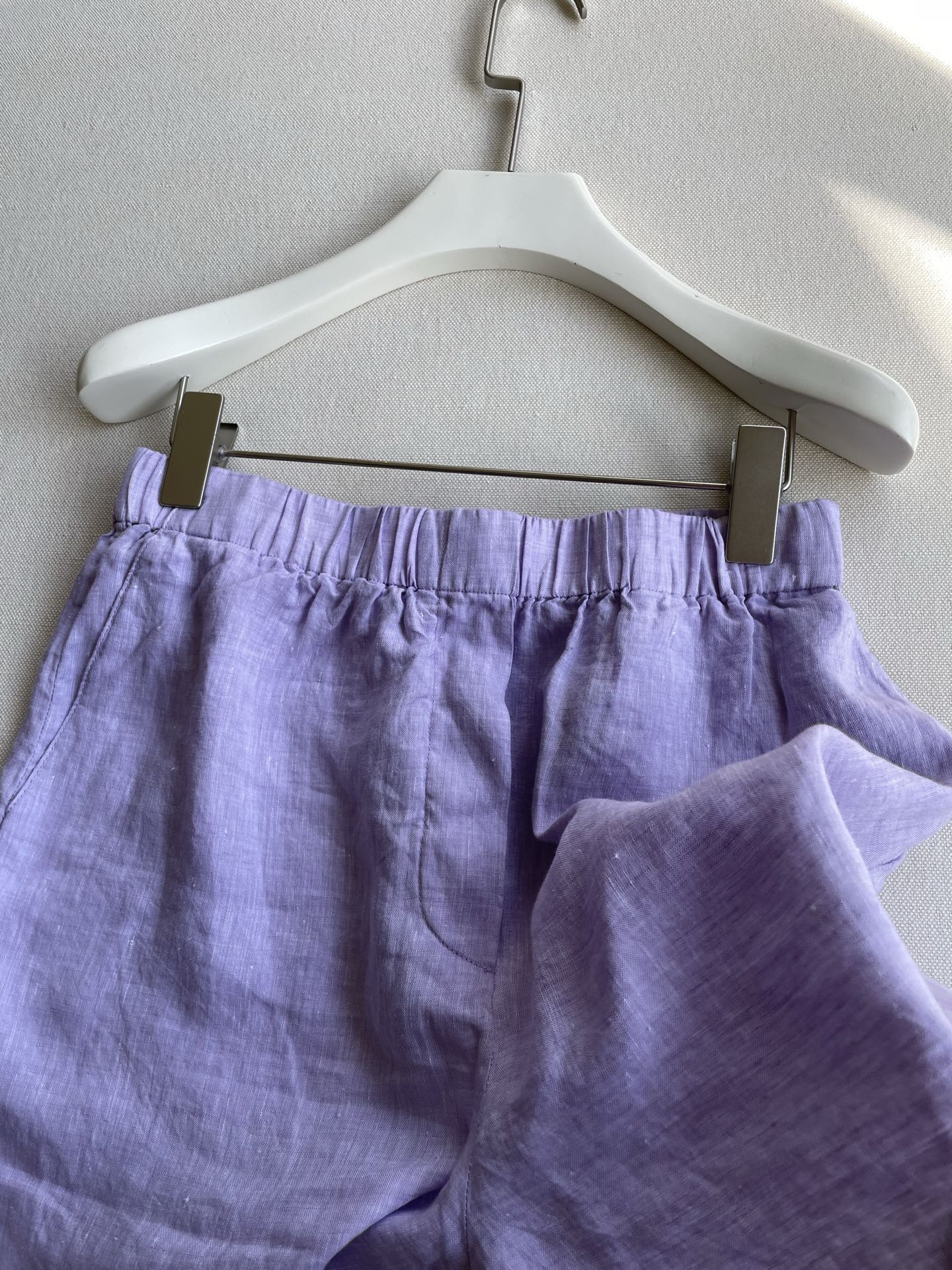 Stylish Female Suit with Vintage Smelt: Purple Shorts and Loose Shirt for Leisure. - 图片 2