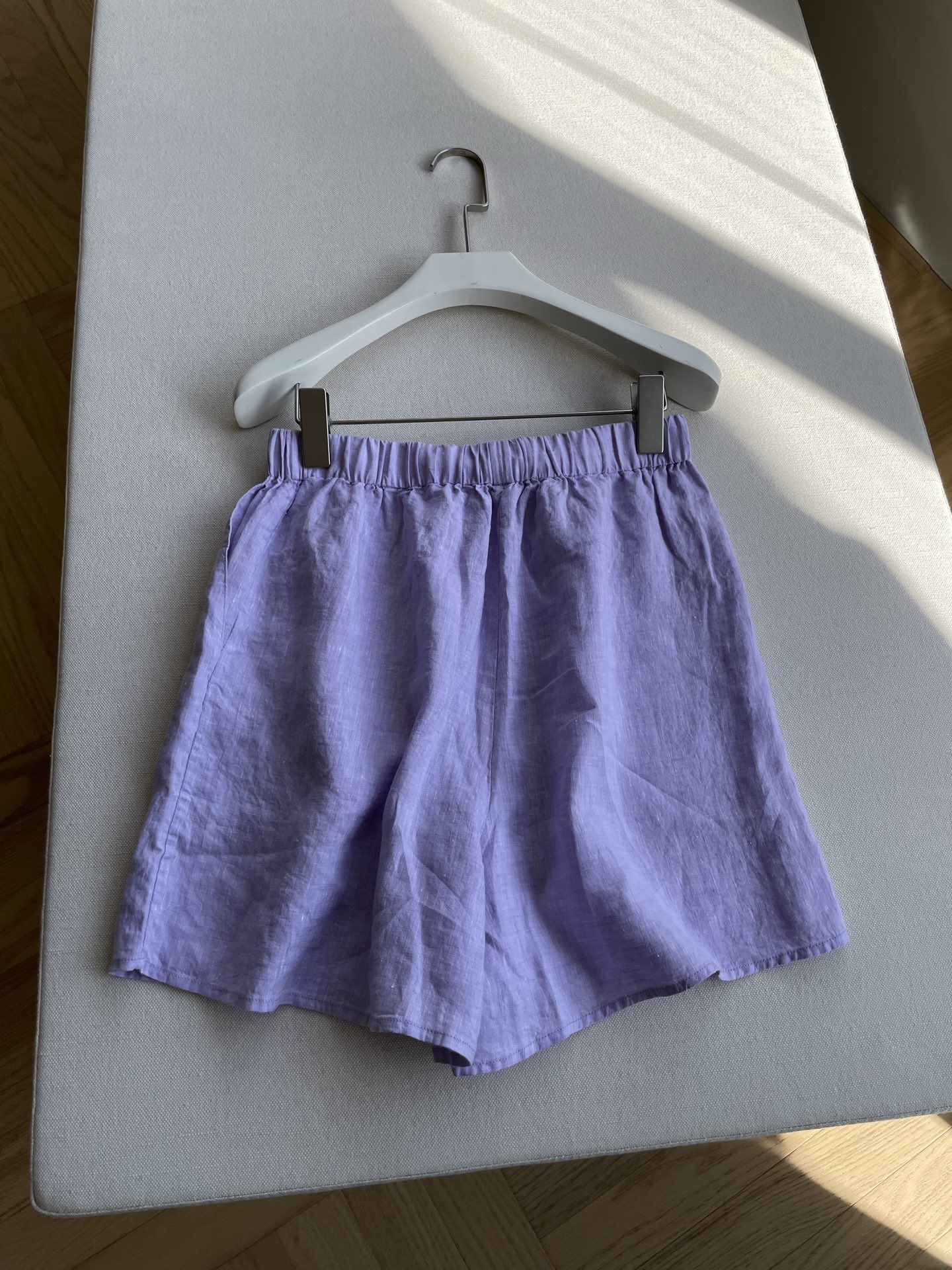 Stylish Female Suit with Vintage Smelt: Purple Shorts and Loose Shirt for Leisure. - 图片 8