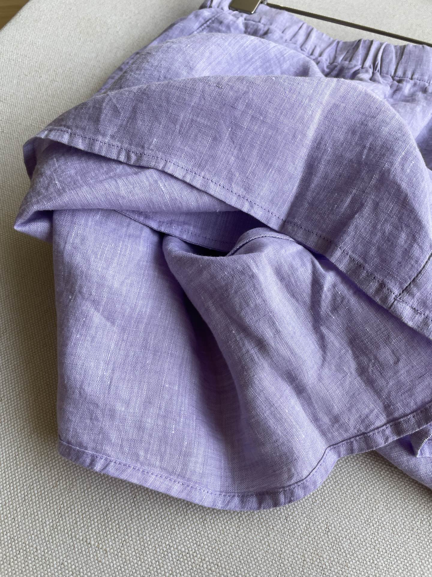 Stylish Female Suit with Vintage Smelt: Purple Shorts and Loose Shirt for Leisure. - 图片 6
