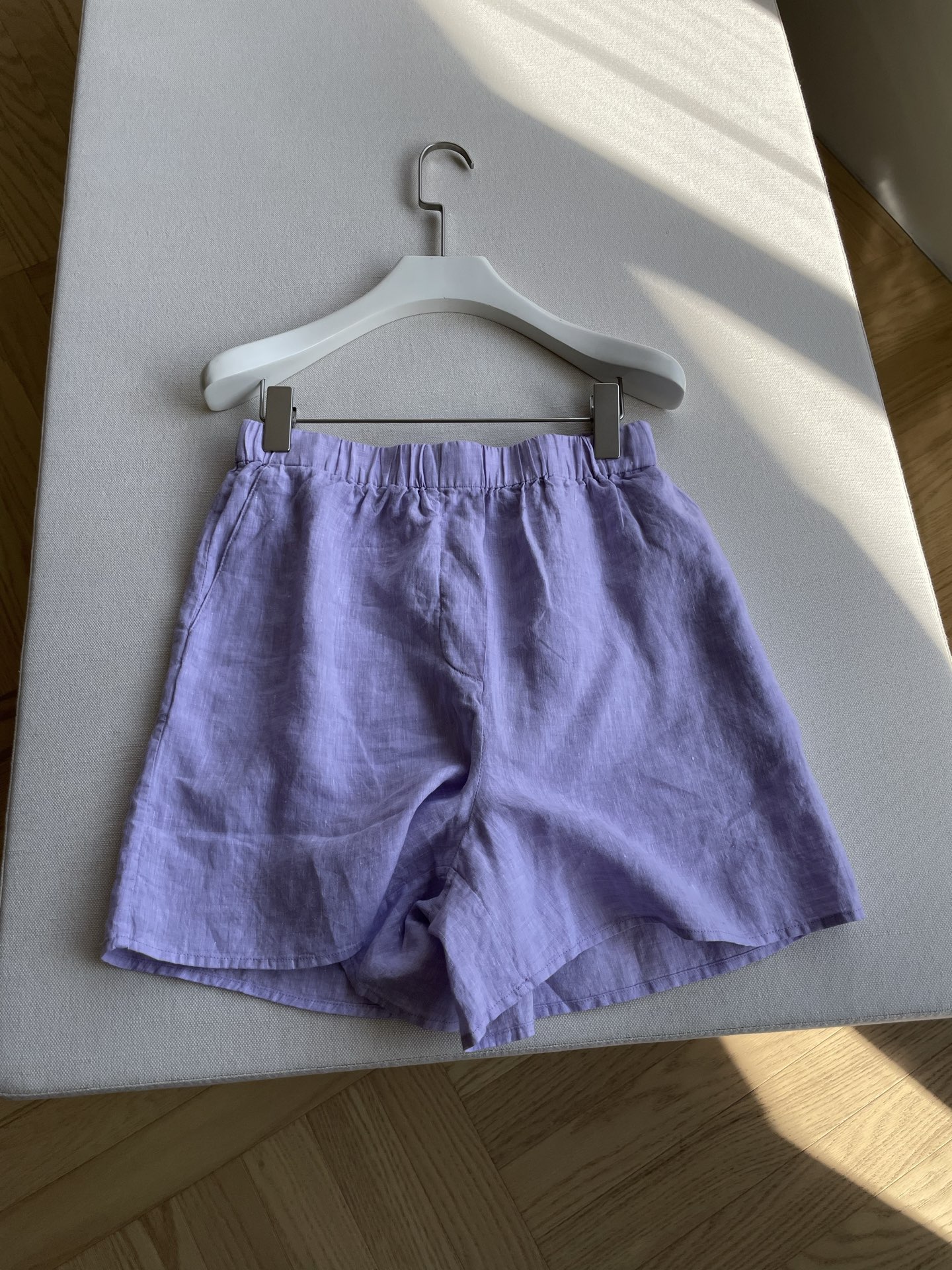 Stylish Female Suit with Vintage Smelt: Purple Shorts and Loose Shirt for Leisure. - 图片 1