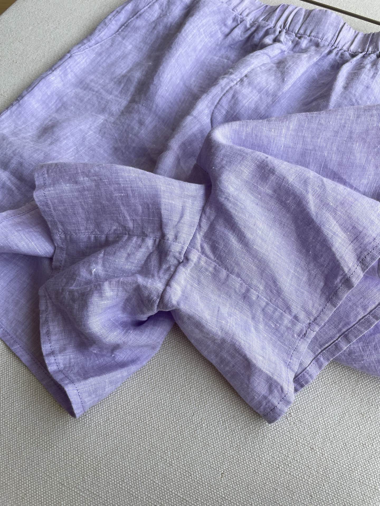 Stylish Female Suit with Vintage Smelt: Purple Shorts and Loose Shirt for Leisure. - 图片 4