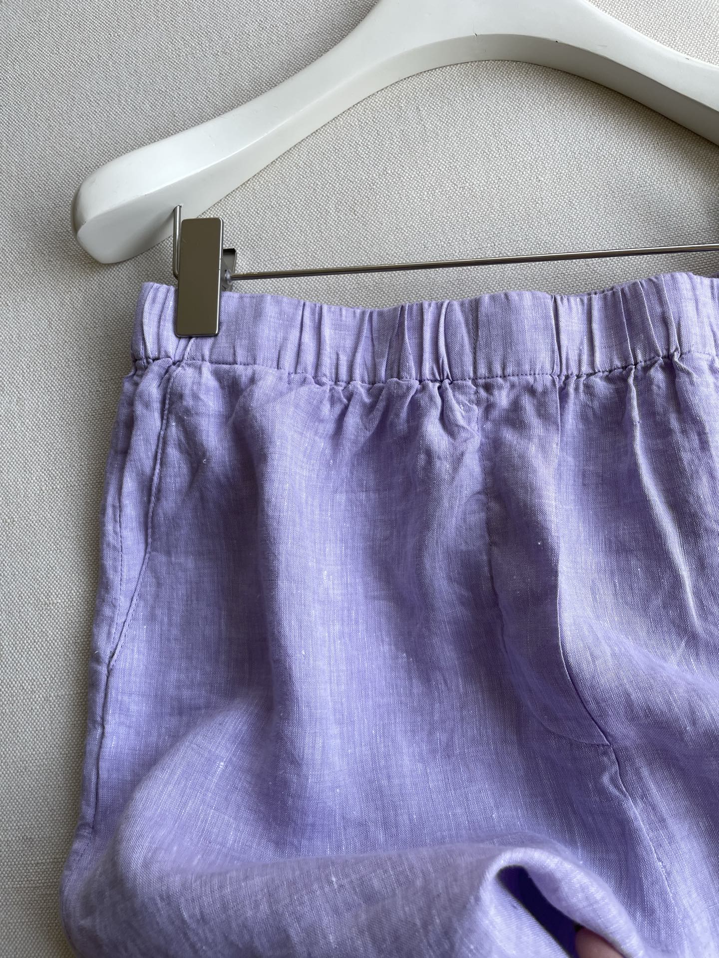 Stylish Female Suit with Vintage Smelt: Purple Shorts and Loose Shirt for Leisure. - 图片 3