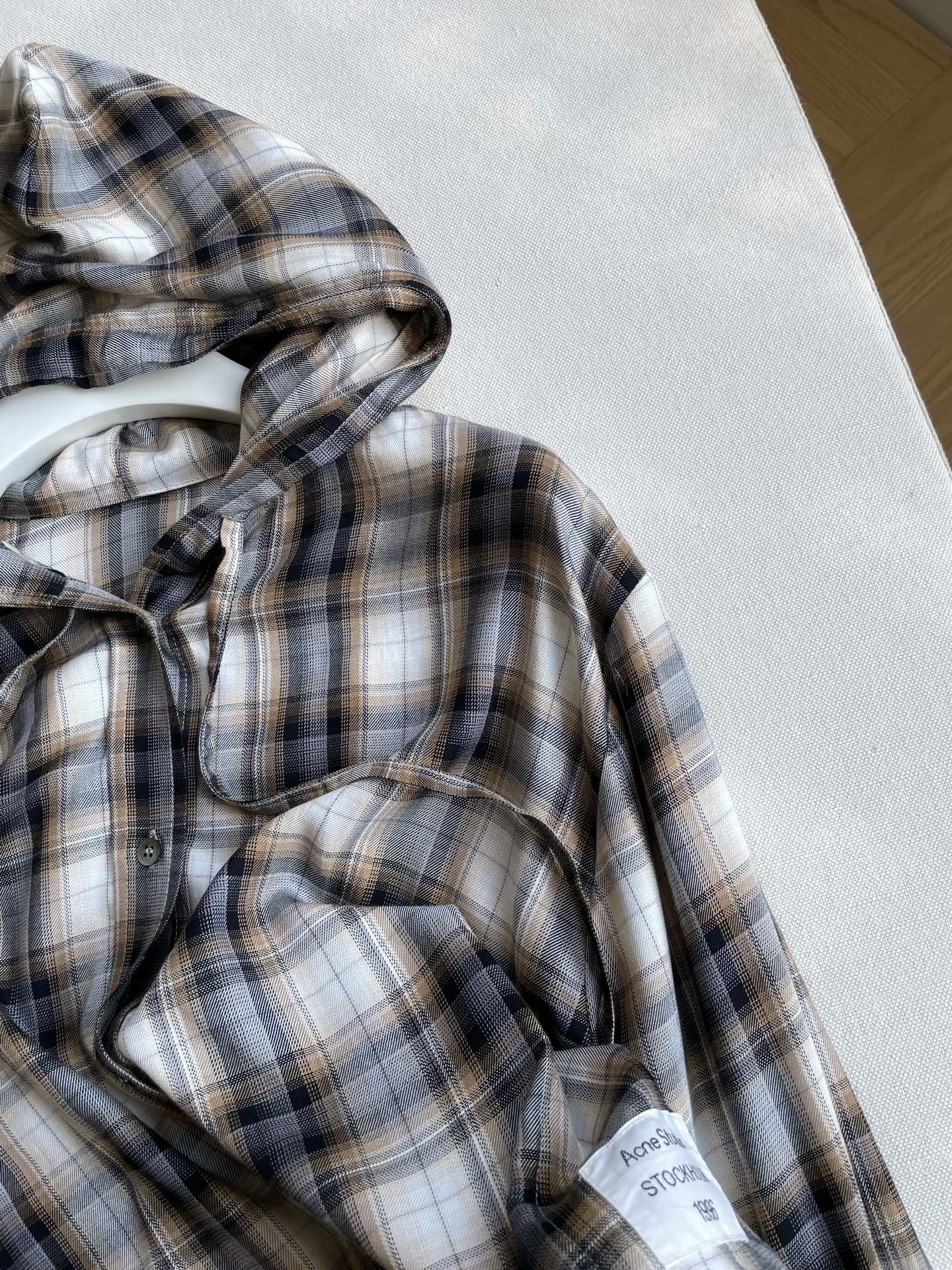 Grid Monogamous Hoodie with Glue Fibre Fabric and Emblem Belt - 图片 5