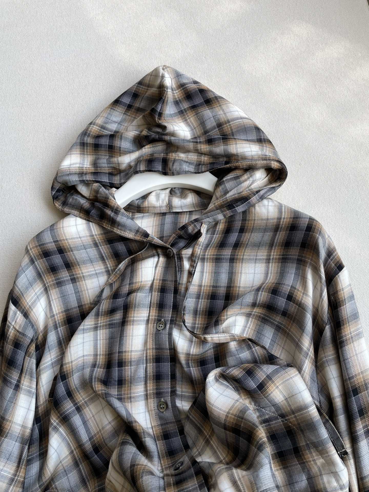 Grid Monogamous Hoodie with Glue Fibre Fabric and Emblem Belt - 图片 2