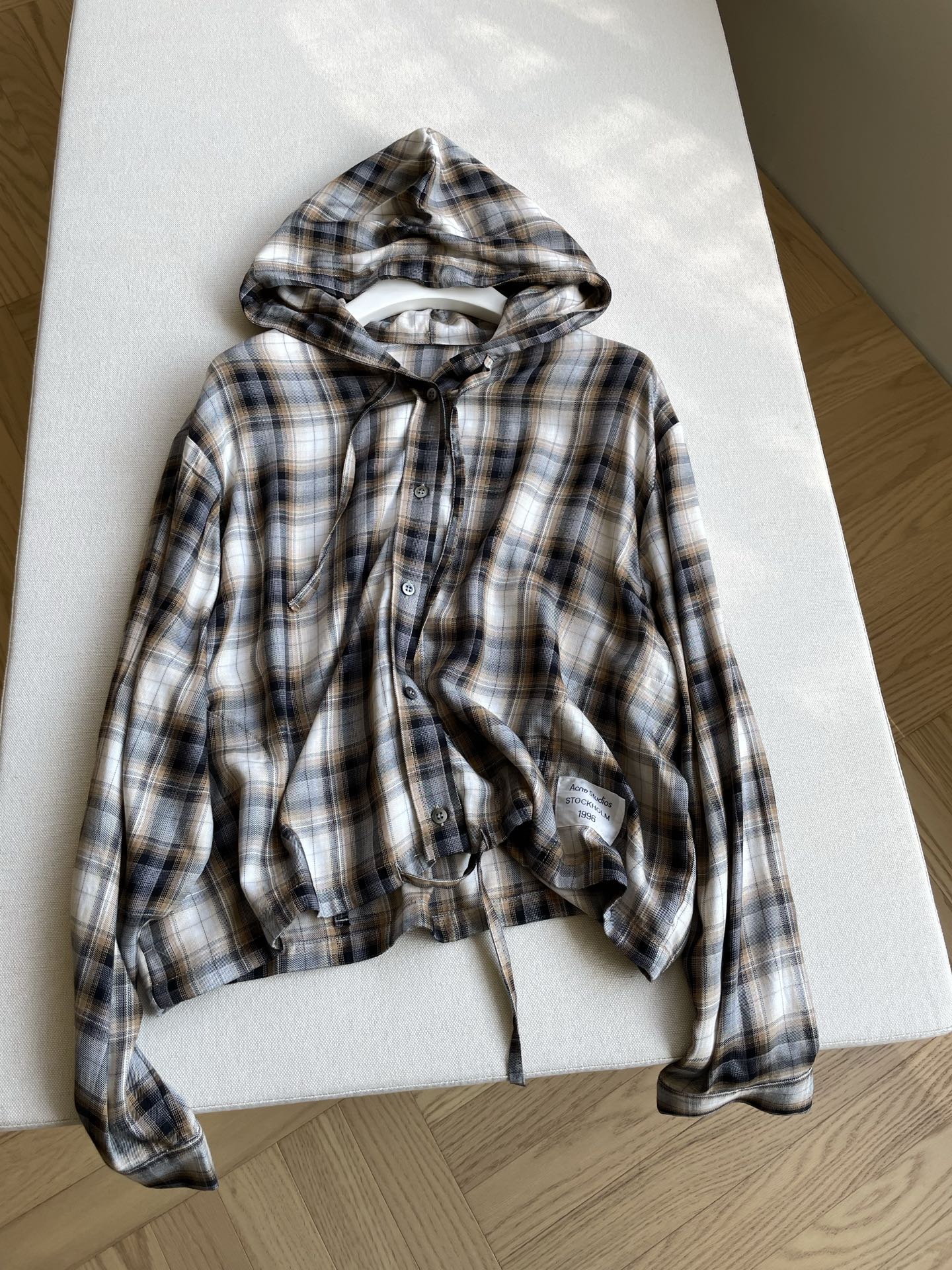 Grid Monogamous Hoodie with Glue Fibre Fabric and Emblem Belt - 图片 1