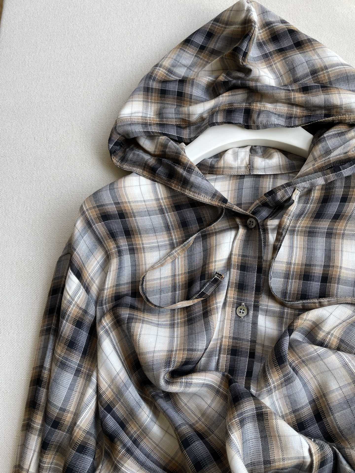 Grid Monogamous Hoodie with Glue Fibre Fabric and Emblem Belt - 图片 3