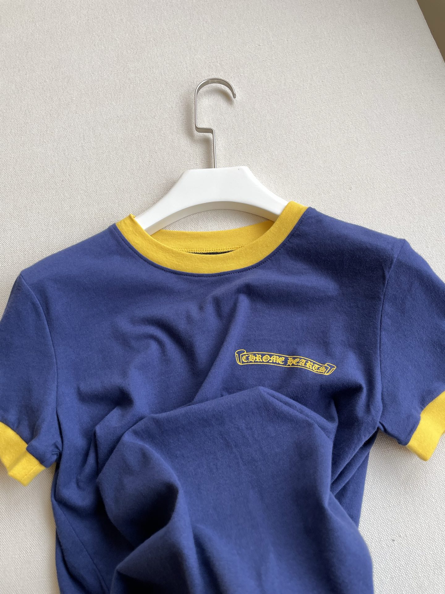 2021 Trend: Crocodile Channel’s Special Shoulder-Tee Suit in Yellow and Blue - 图片 2
